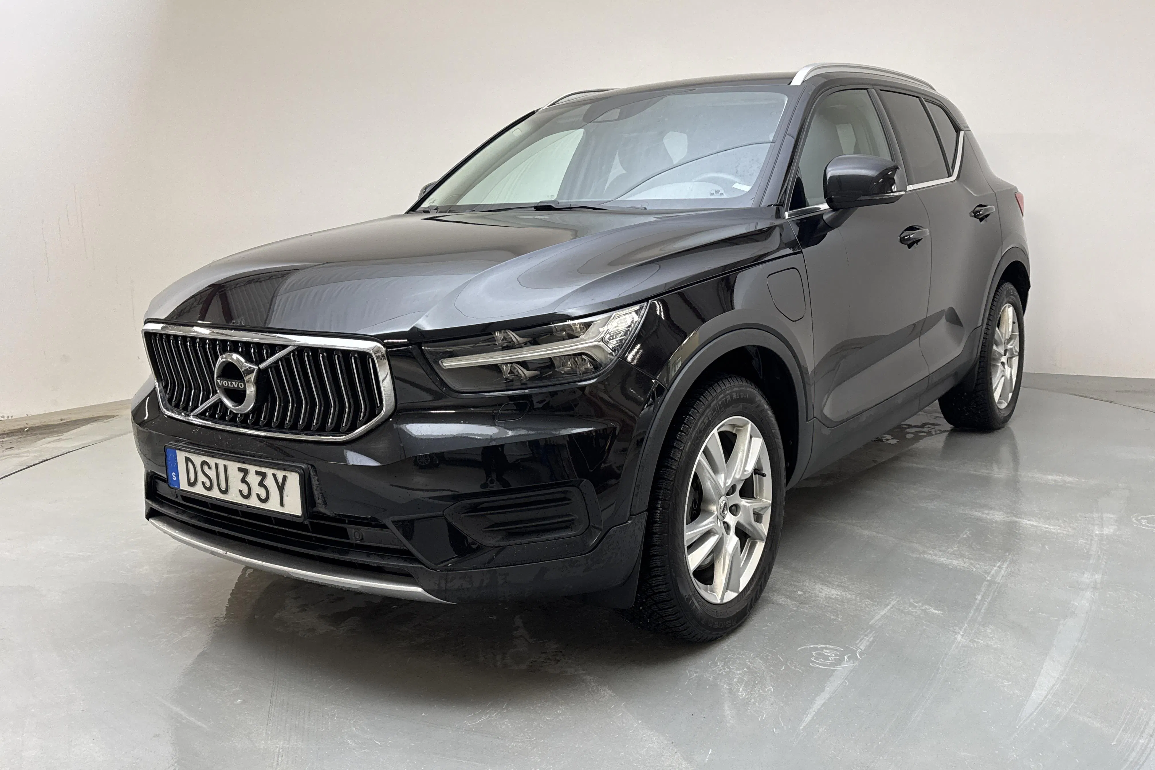 Presentationsfoto 1 av 17: Volvo XC40 T4 2WD Twin Engine (211hk) - 10 048 mil - Automat - svart - 2022