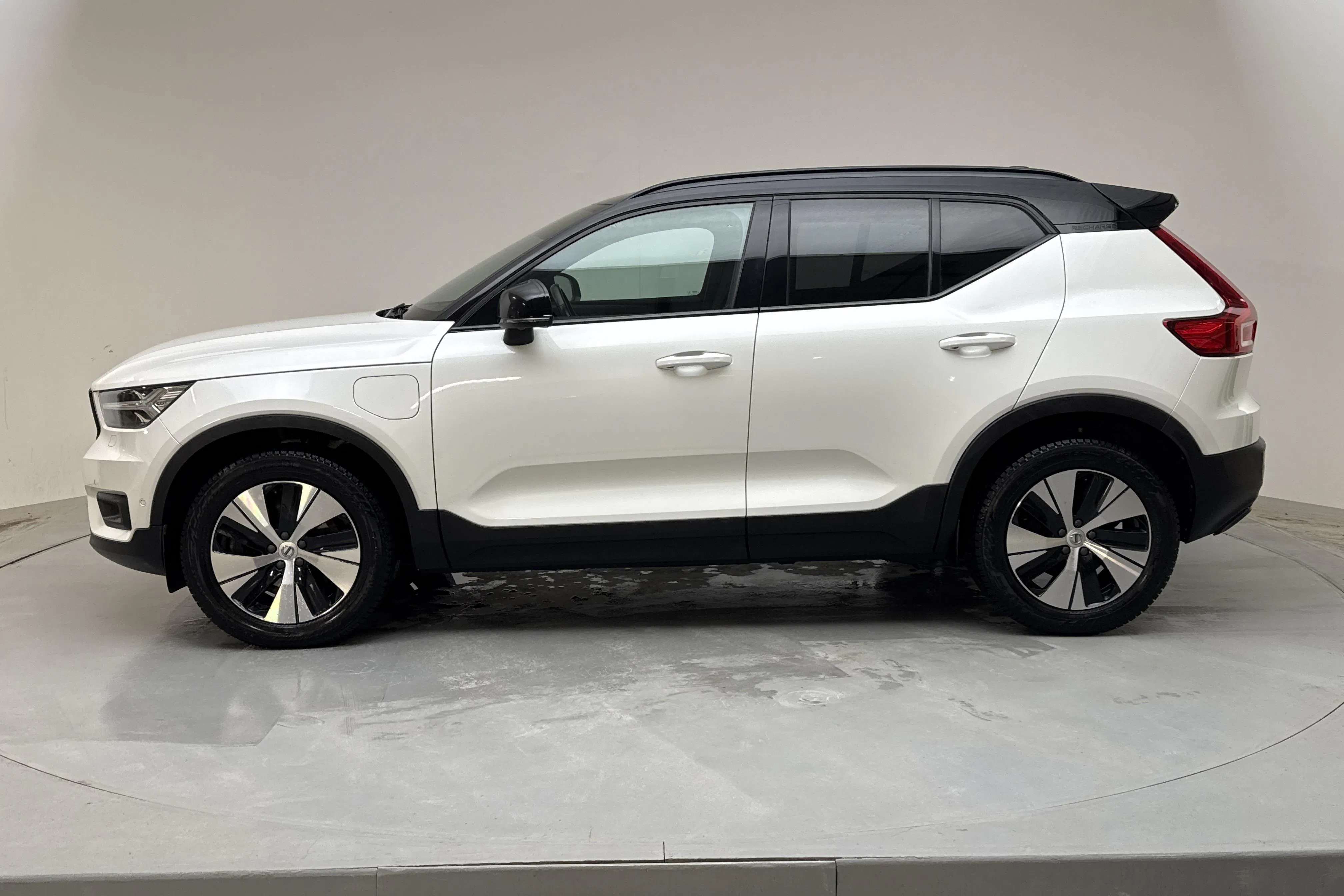 Presentationsfoto 2 av 19: Volvo XC40 T5 2WD Twin Engine (262hk) - 12 253 mil - Automat - vit - 2021