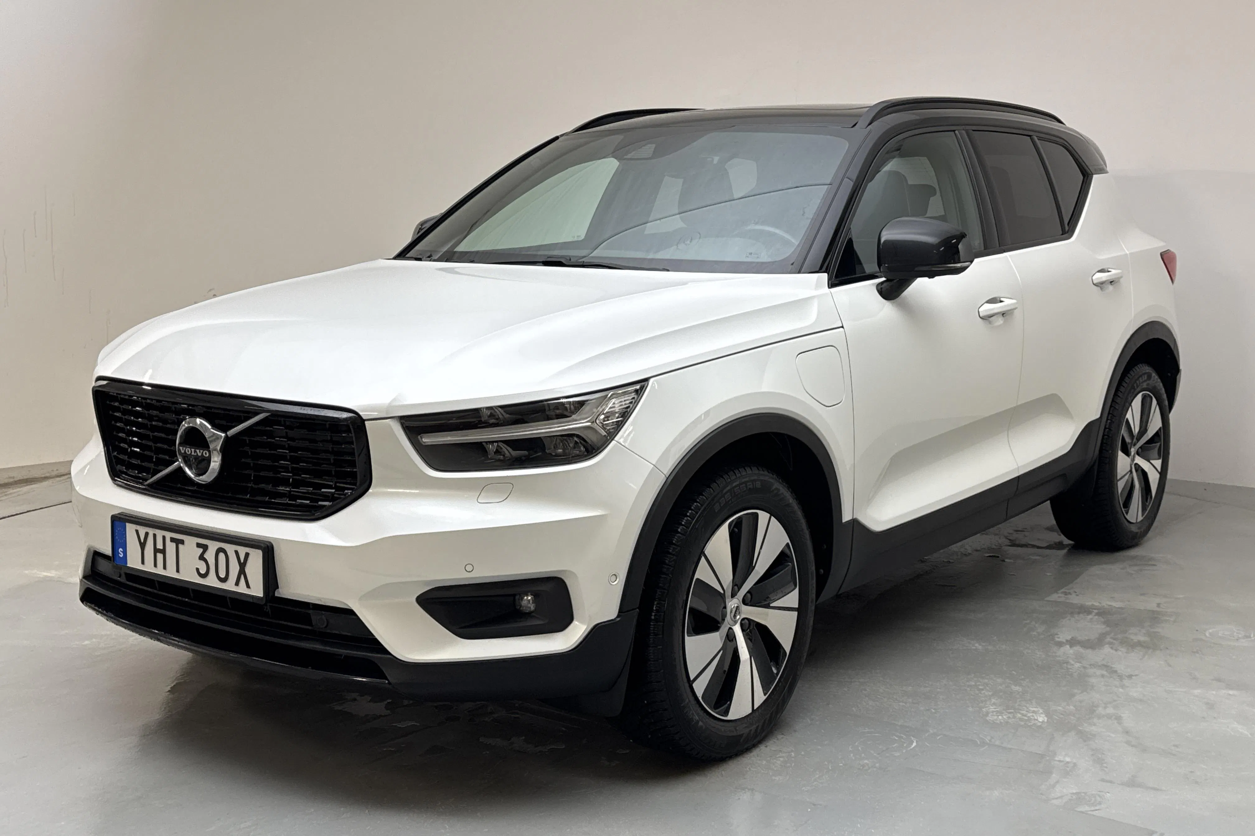 Presentationsfoto 1 av 19: Volvo XC40 T5 2WD Twin Engine (262hk) - 12 253 mil - Automat - vit - 2021