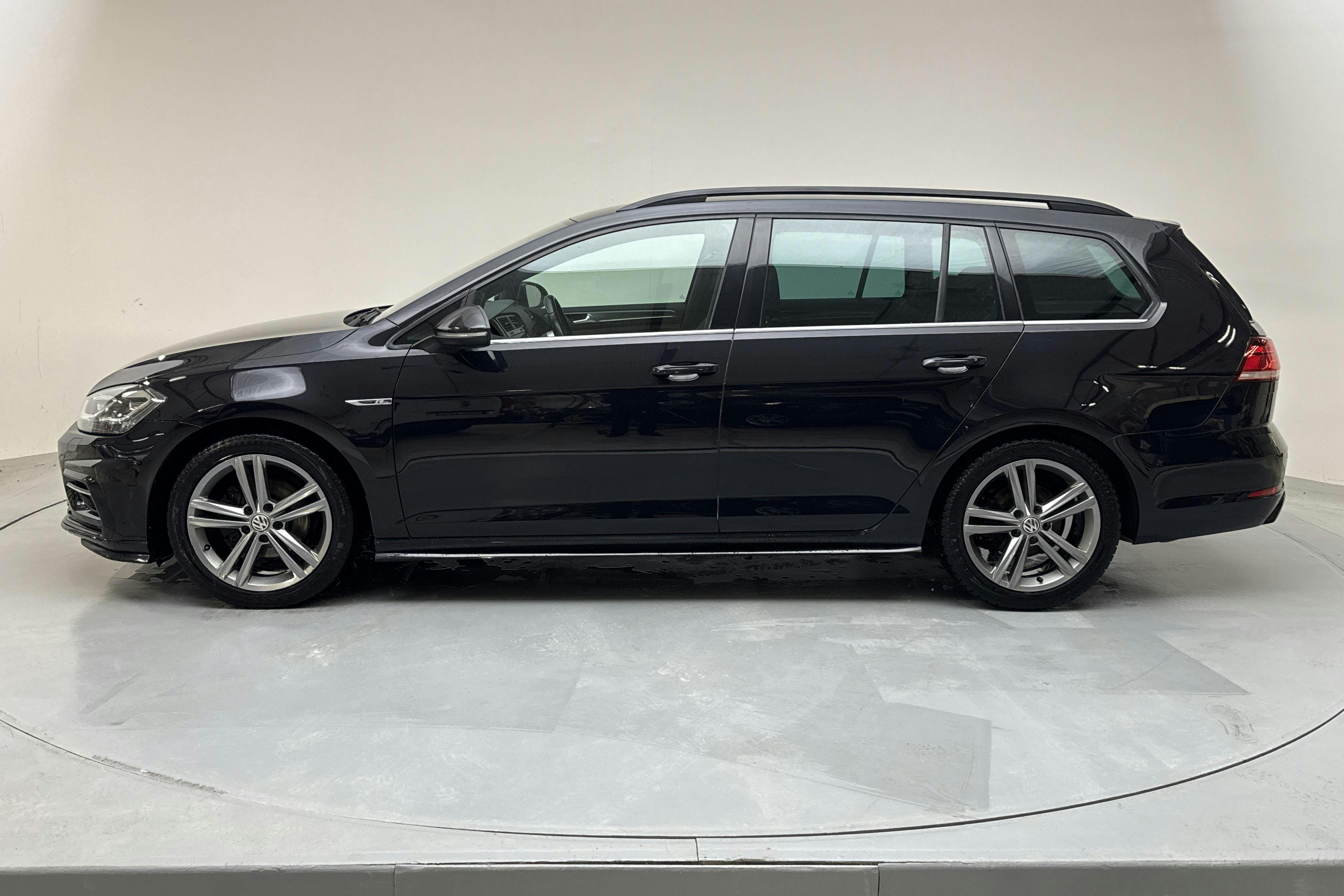 Presentationsfoto 2 av 14: VW Golf VII 1.4 TSI Sportscombi (150hk) - 17 364 mil - Automat - svart - 2018