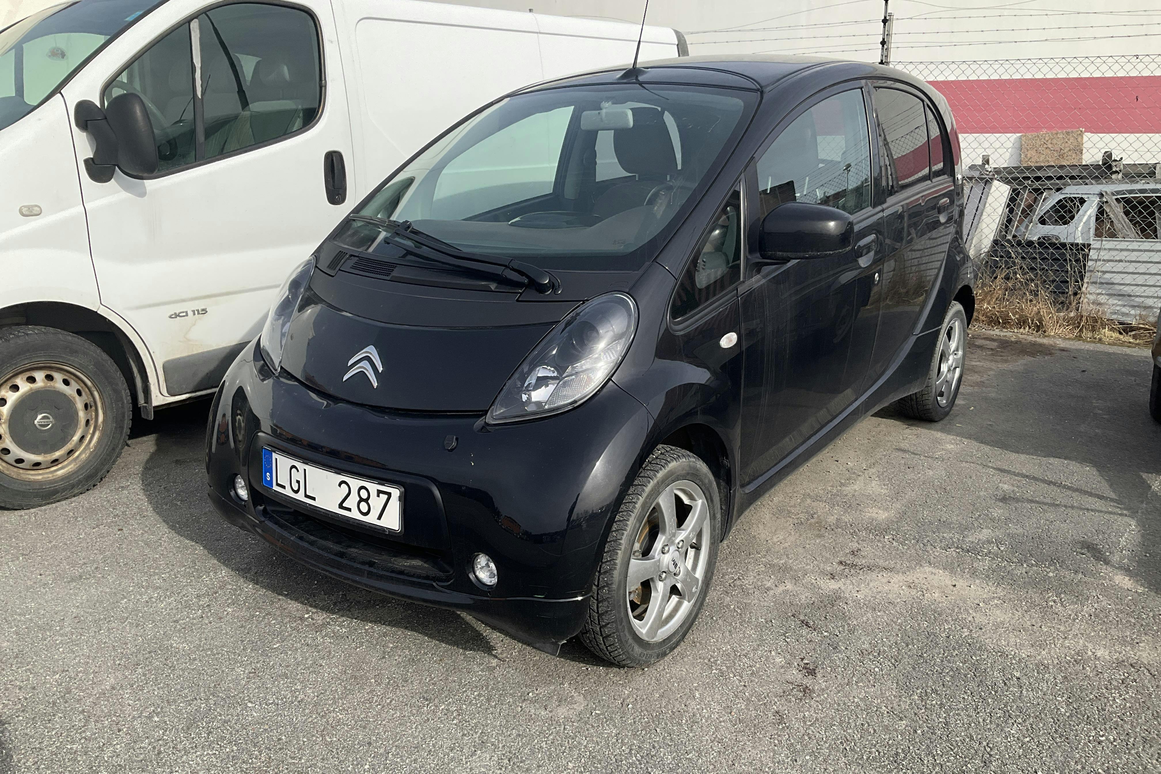 Presentation photo 1 of 12: Citroën C-Zero (64hk) - 32 120 km - Automatic - black - 2011