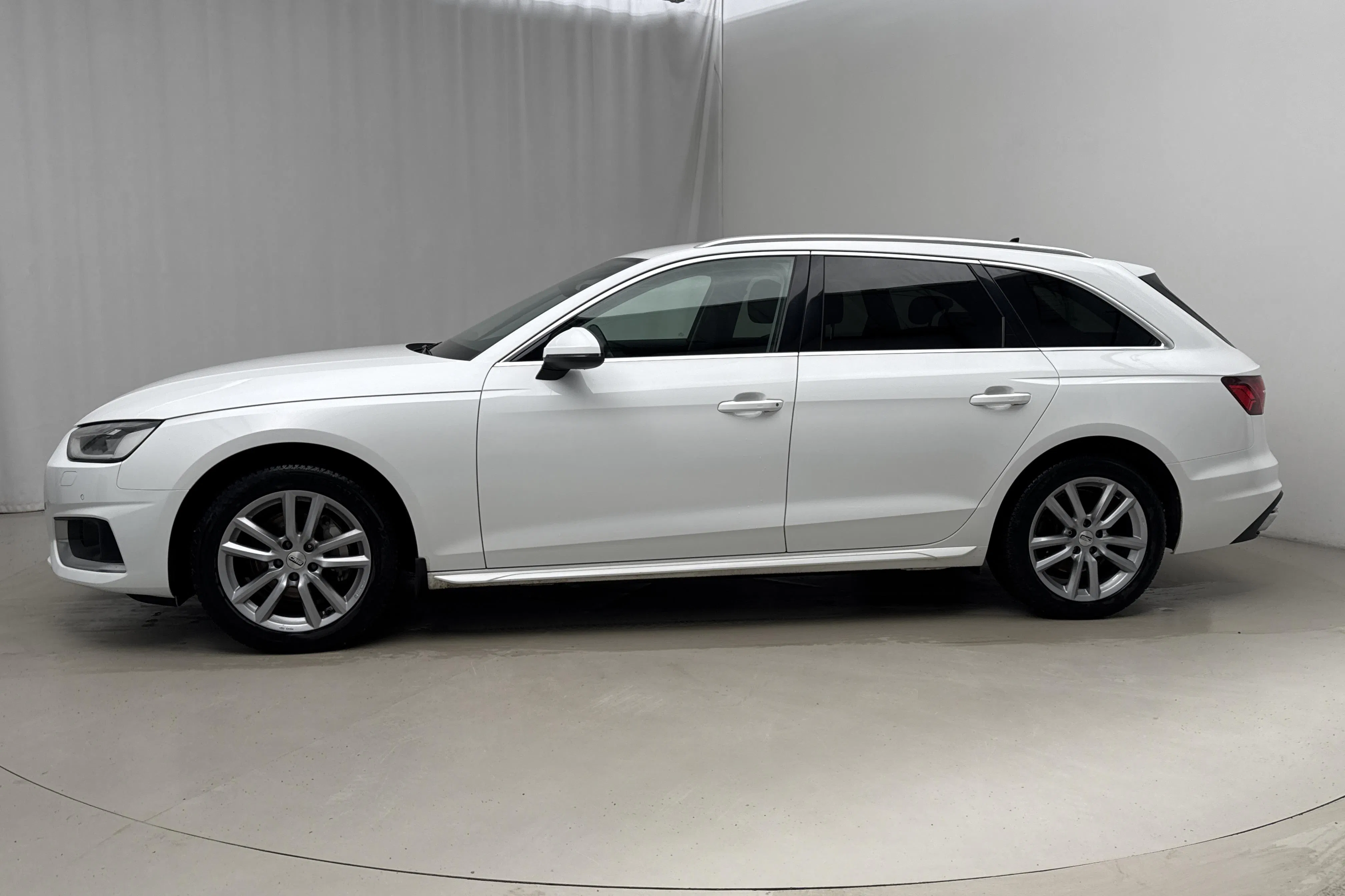 Presentationsfoto 2 av 15: Audi A4 Avant 40 TDI quattro (204hk) - 12 895 mil - Automat - vit - 2021