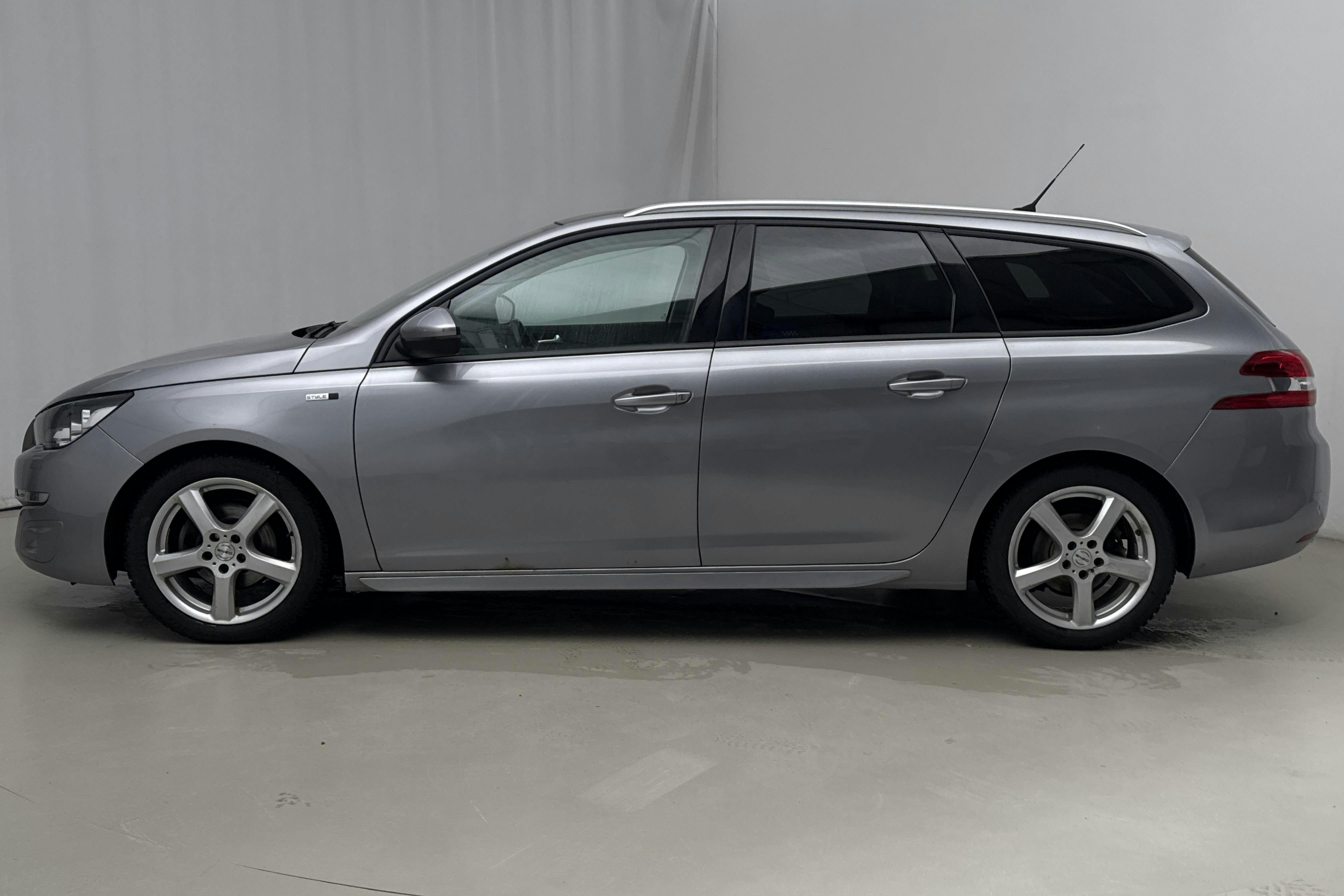 Presentation photo 2 of 16: Peugeot 308 SW PureTech (130hk) - 87 660 km - Automatic - gray - 2016