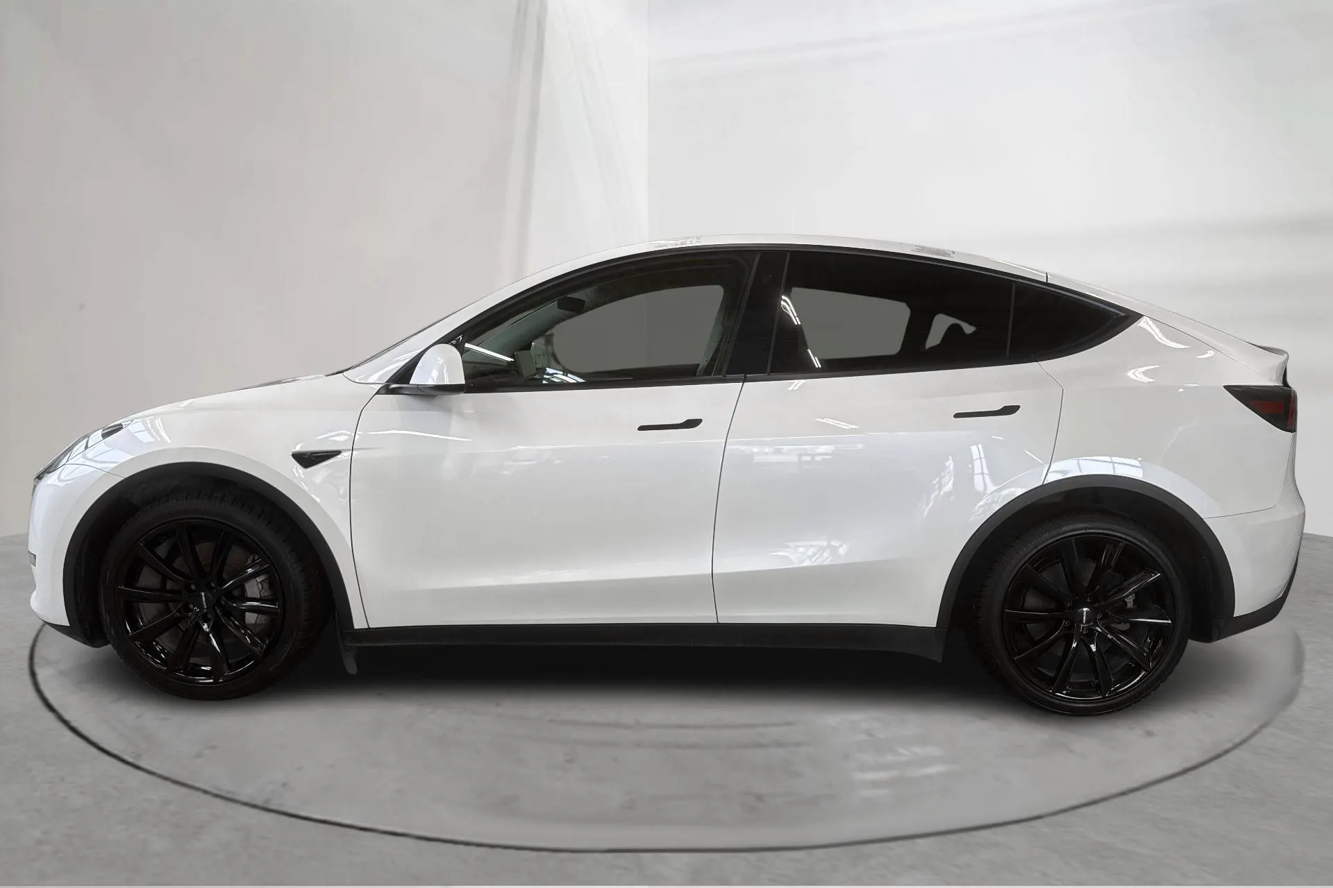 Presentationsfoto 2 av 17: Tesla Model Y Long Range Dual Motor AWD - 11 805 mil - Automat - vit - 2023