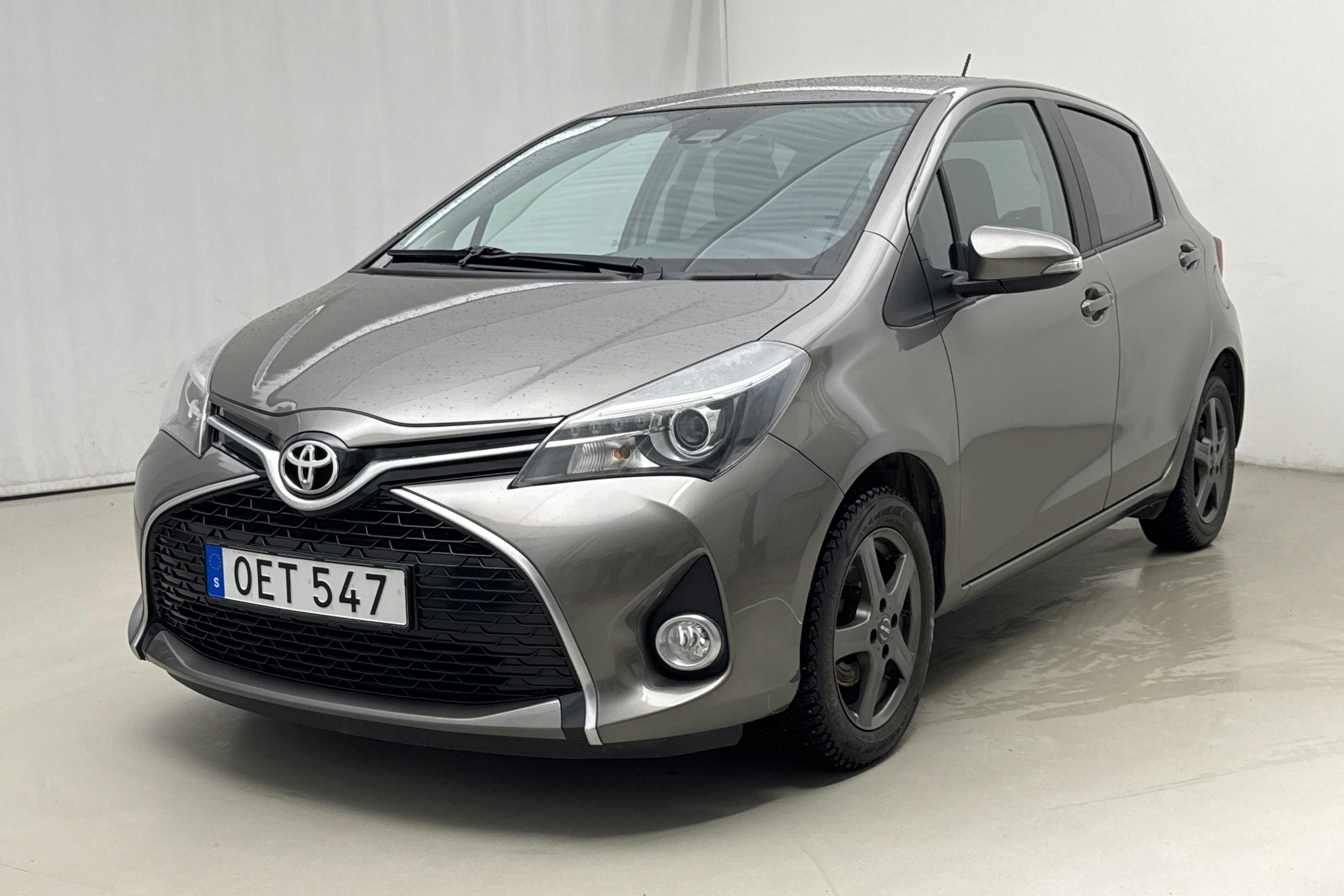 Presentationsfoto 1 av 17: Toyota Yaris 1.33 5dr (100hk) - 4 825 mil - Manuell - Dark Grey - 2016