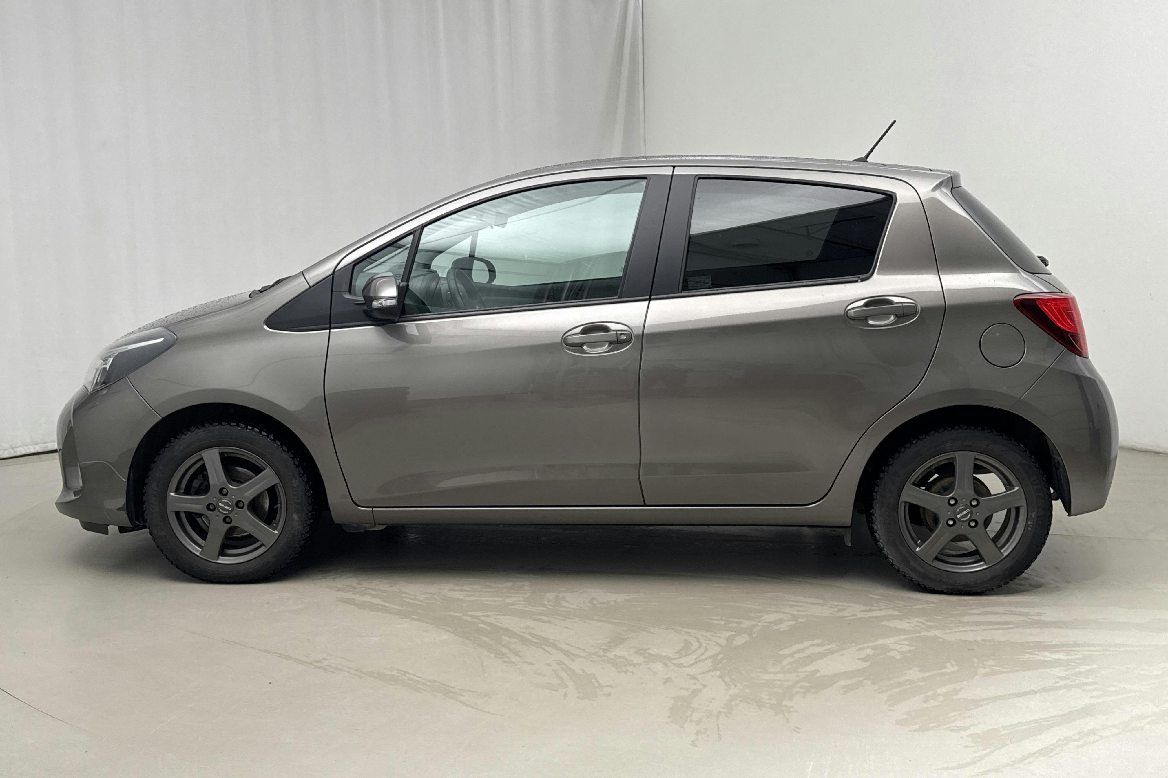 Presentationsfoto 2 av 17: Toyota Yaris 1.33 5dr (100hk) - 4 825 mil - Manuell - Dark Grey - 2016