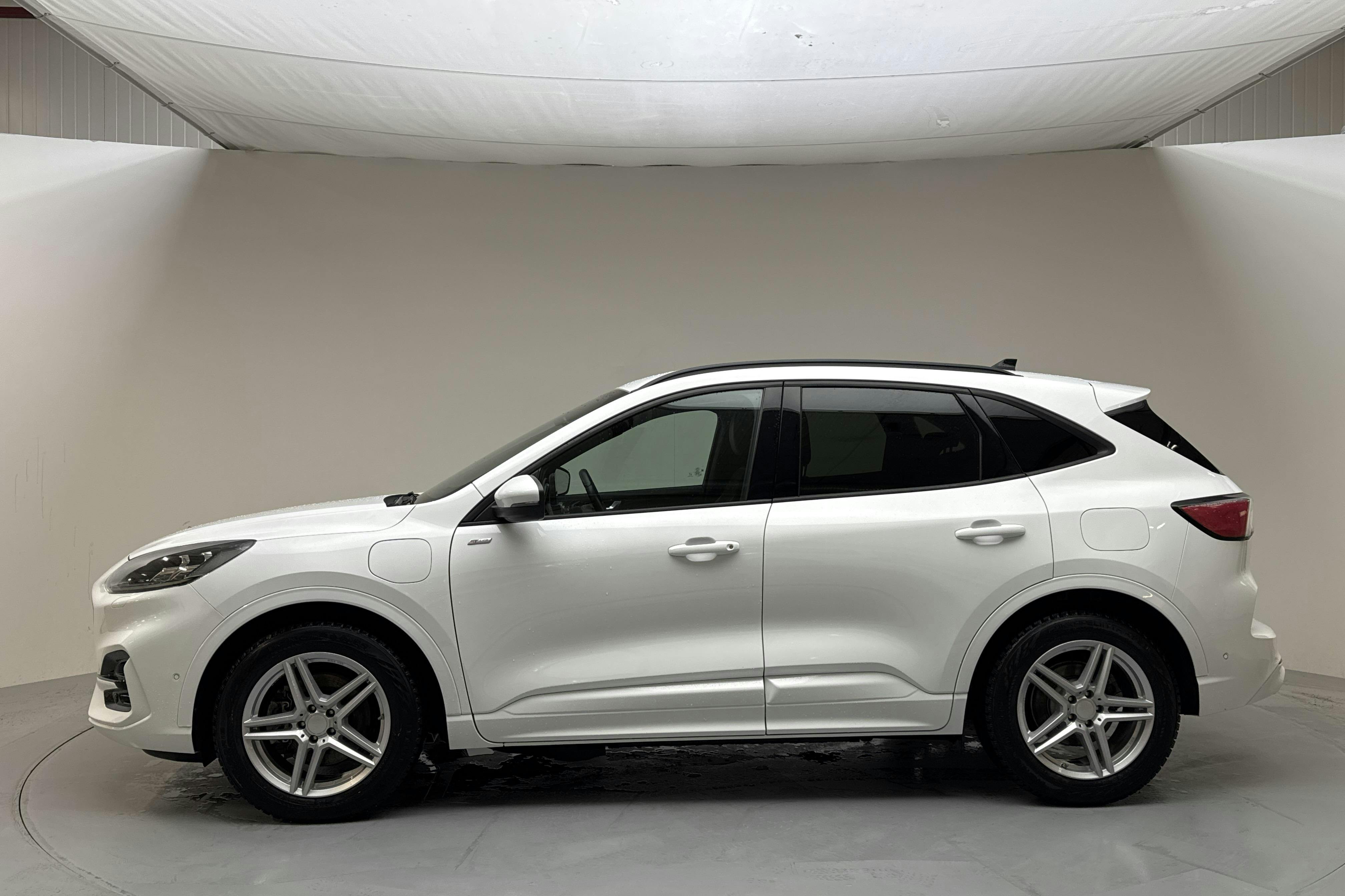 Presentation photo 2 of 16: Ford Kuga 2.5 PHEV (225hk) - 95 970 km - Automatic - white - 2020