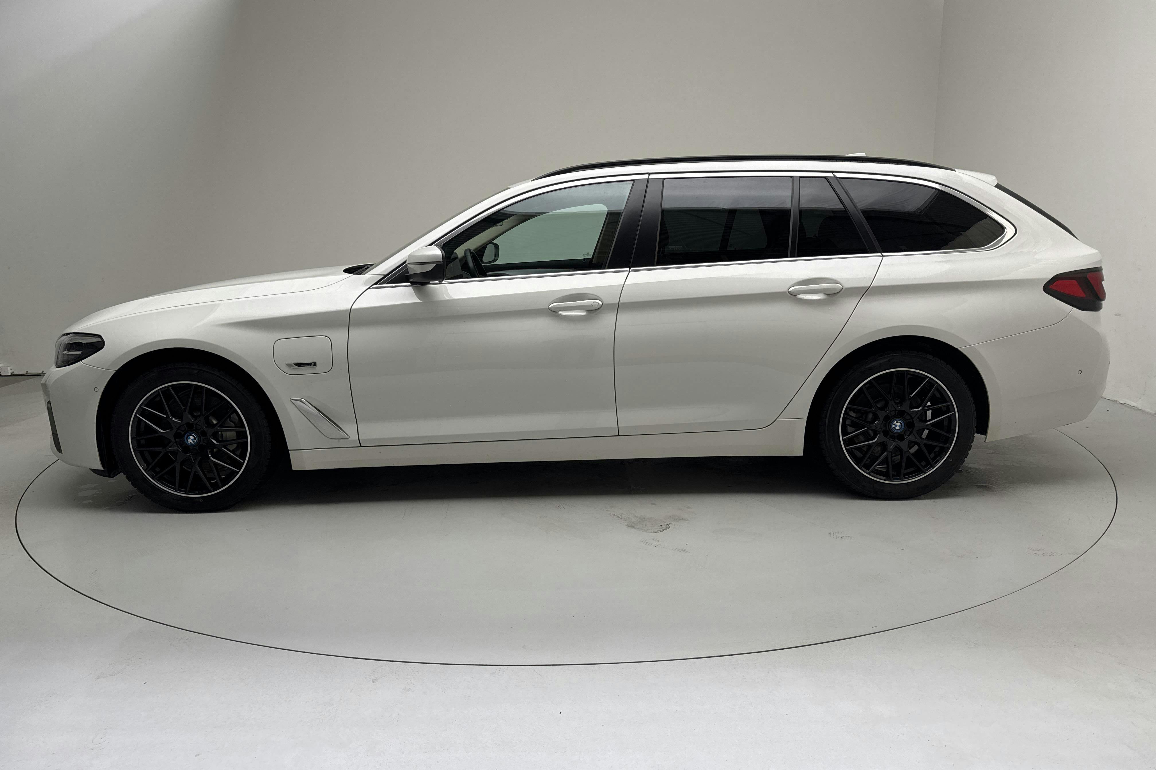 Presentationsfoto 2 av 18: BMW 530e xDrive Touring, G31 12kWh LCI (292hk) - 13 793 mil - Automat - vit - 2023