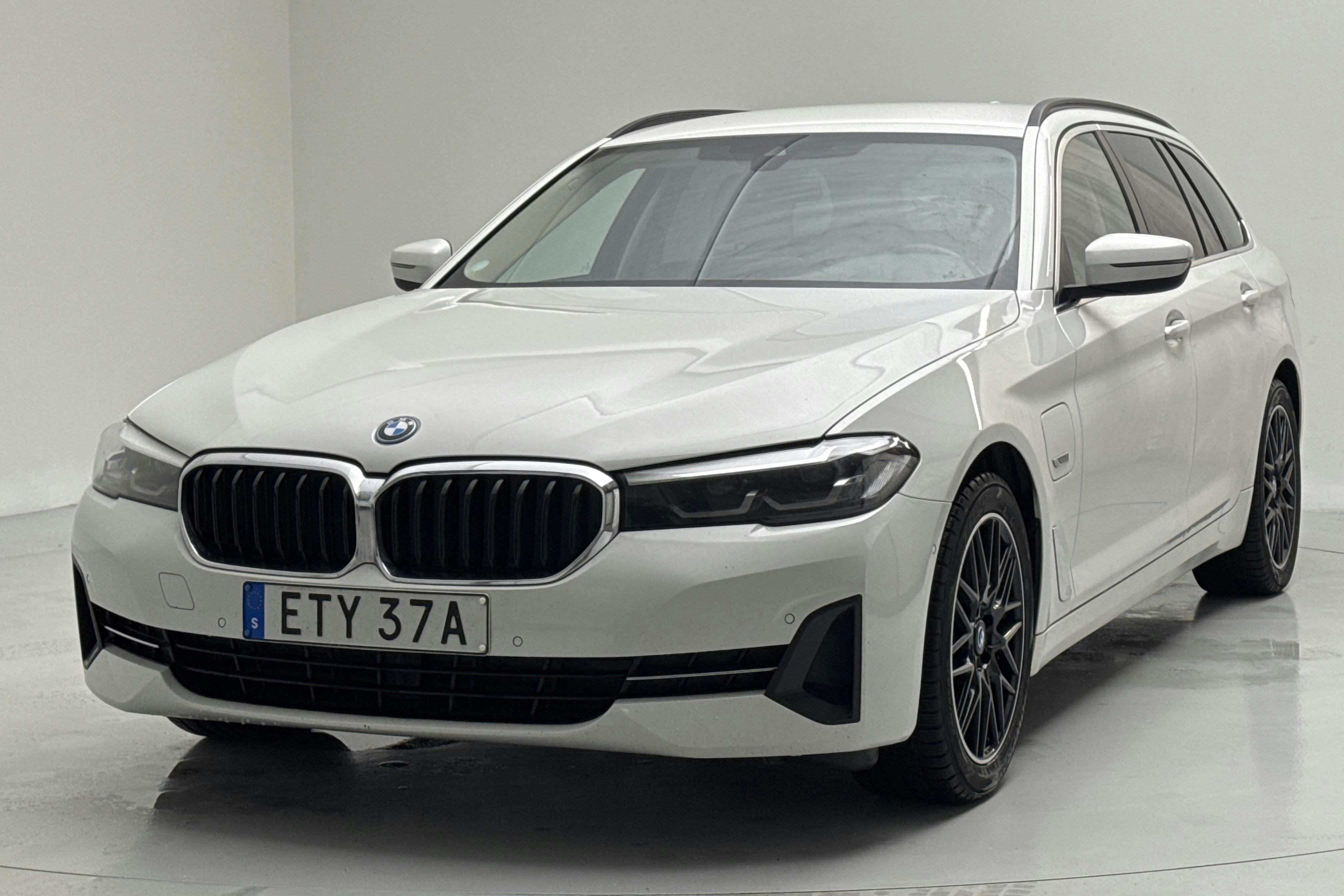 Presentationsfoto 1 av 18: BMW 530e xDrive Touring, G31 12kWh LCI (292hk) - 13 793 mil - Automat - vit - 2023