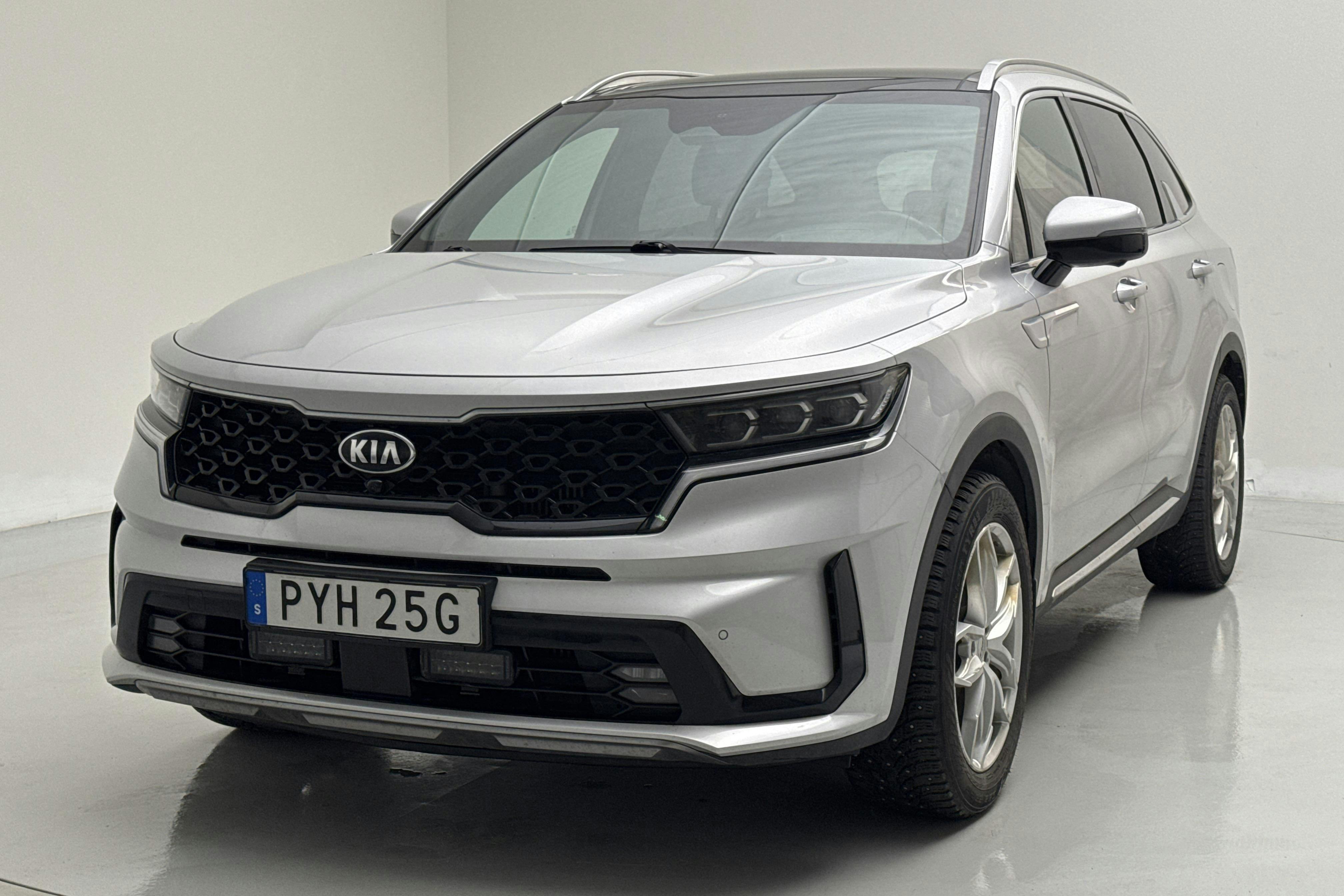 Presentationsfoto 1 av 19: KIA Sorento 1.6 T-GDi Plug-in Hybrid AWD (265hk) - 14 929 mil - Automat - grå - 2021