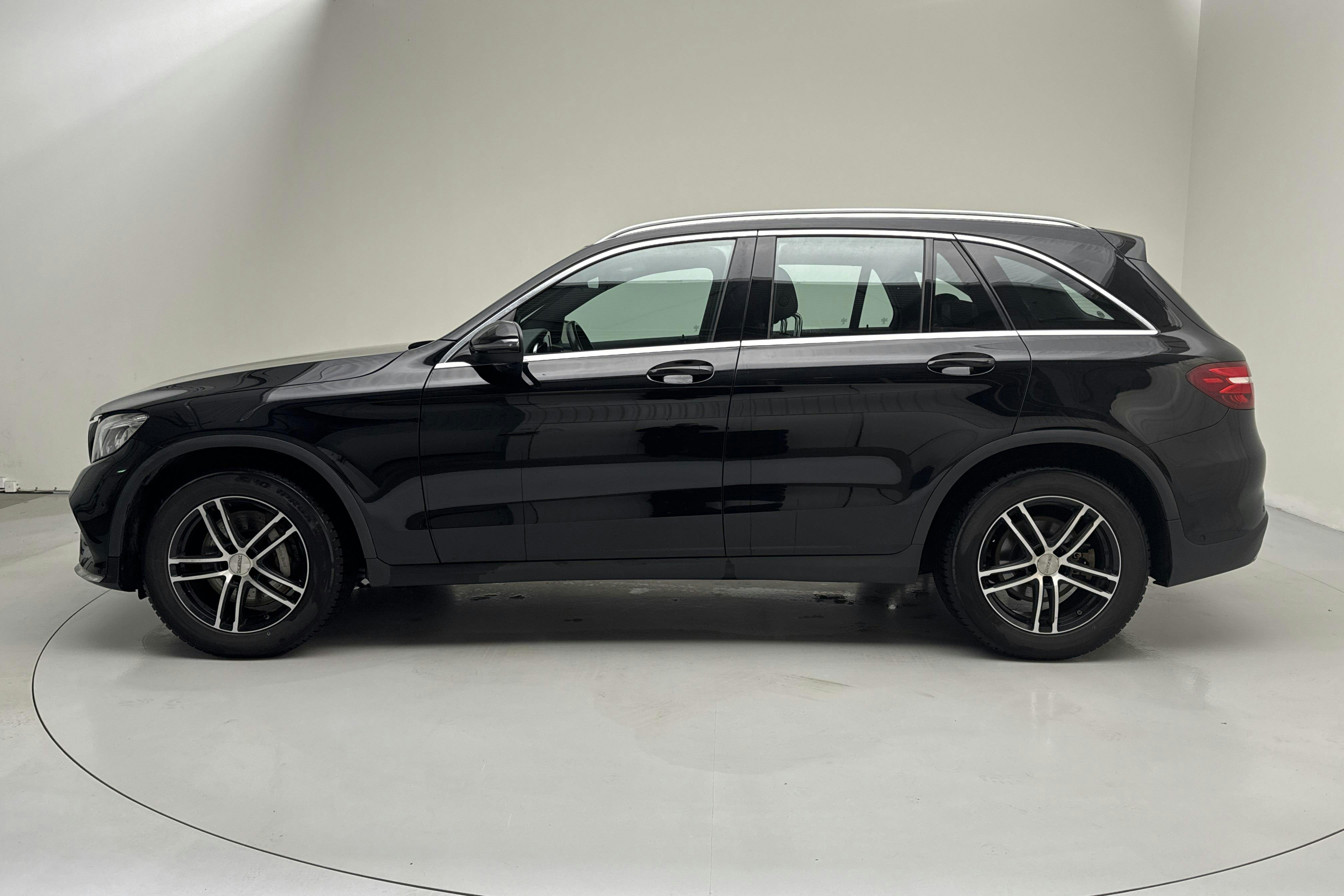 Presentationsfoto 2 av 12: Mercedes GLC 220 d 4MATIC X253 (170hk) - 13 861 mil - Automat - svart - 2016