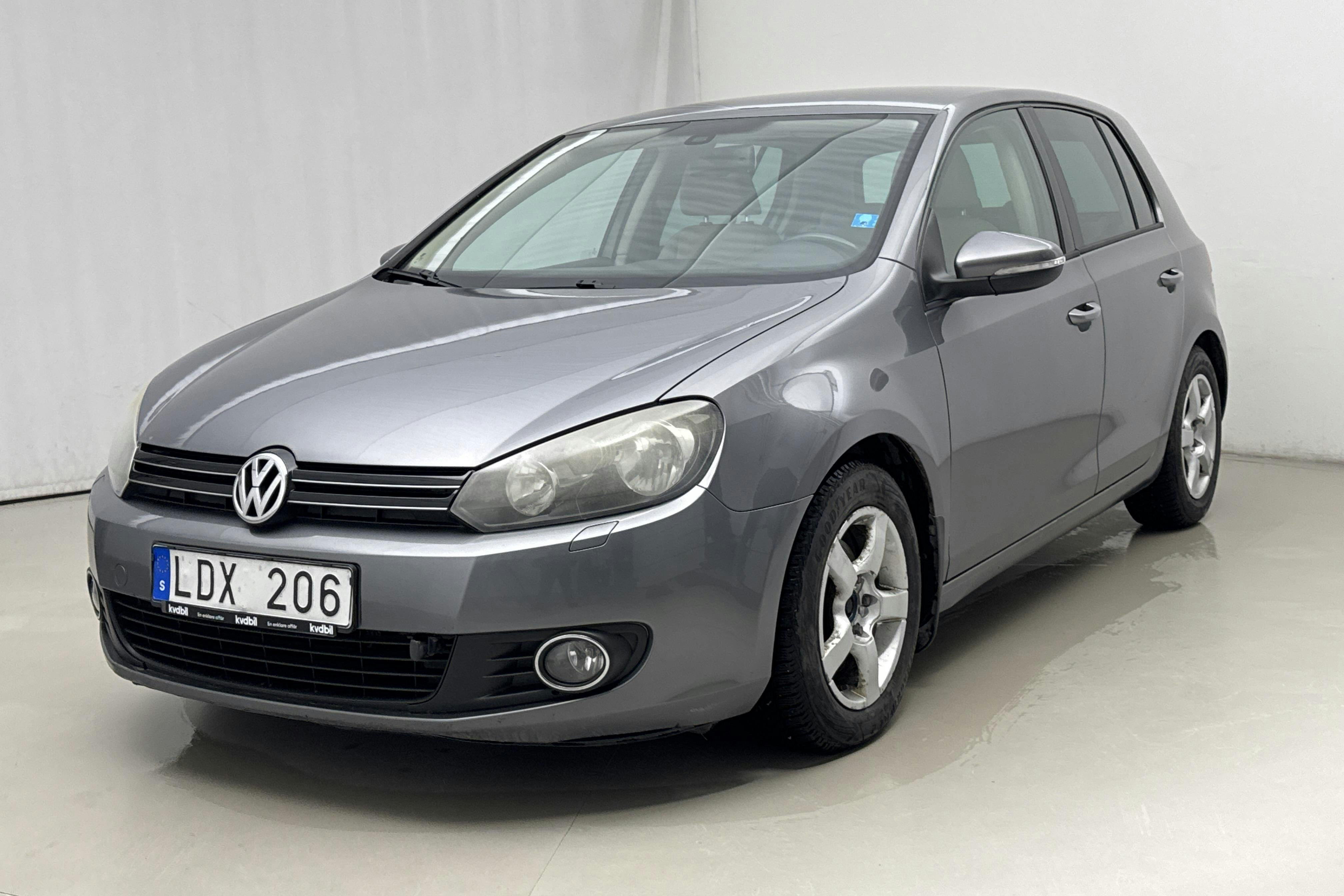 Presentationsfoto 1 av 13: VW Golf VI 1.6 TDI BlueMotion Technology 5dr (105hk) - 24 860 mil - Manuell - grå - 2011