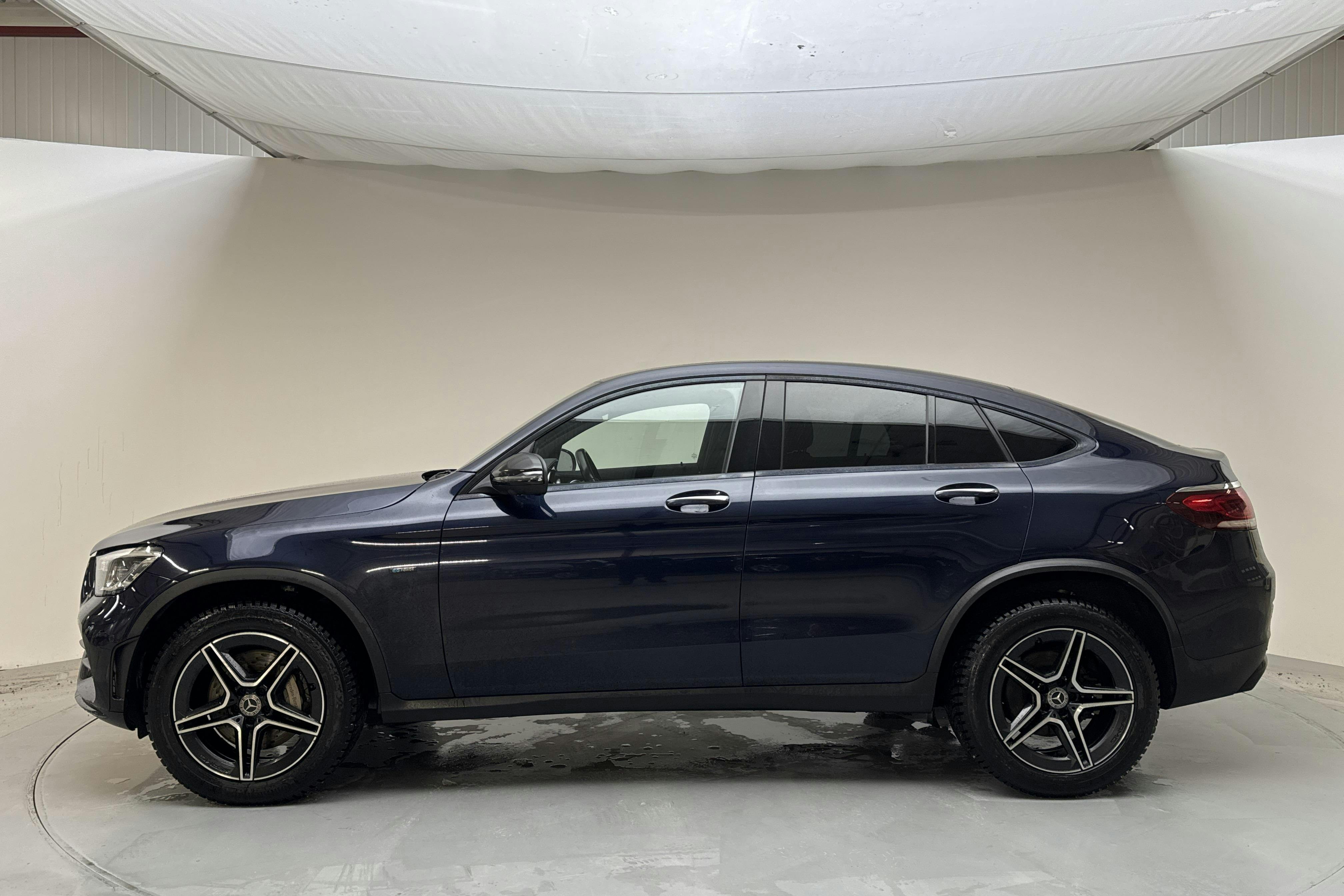 Presentationsfoto 2 av 18: Mercedes GLC 300 e 4MATIC Coupé C253 (333hk) - 15 621 mil - Automat - Dark Blue - 2020