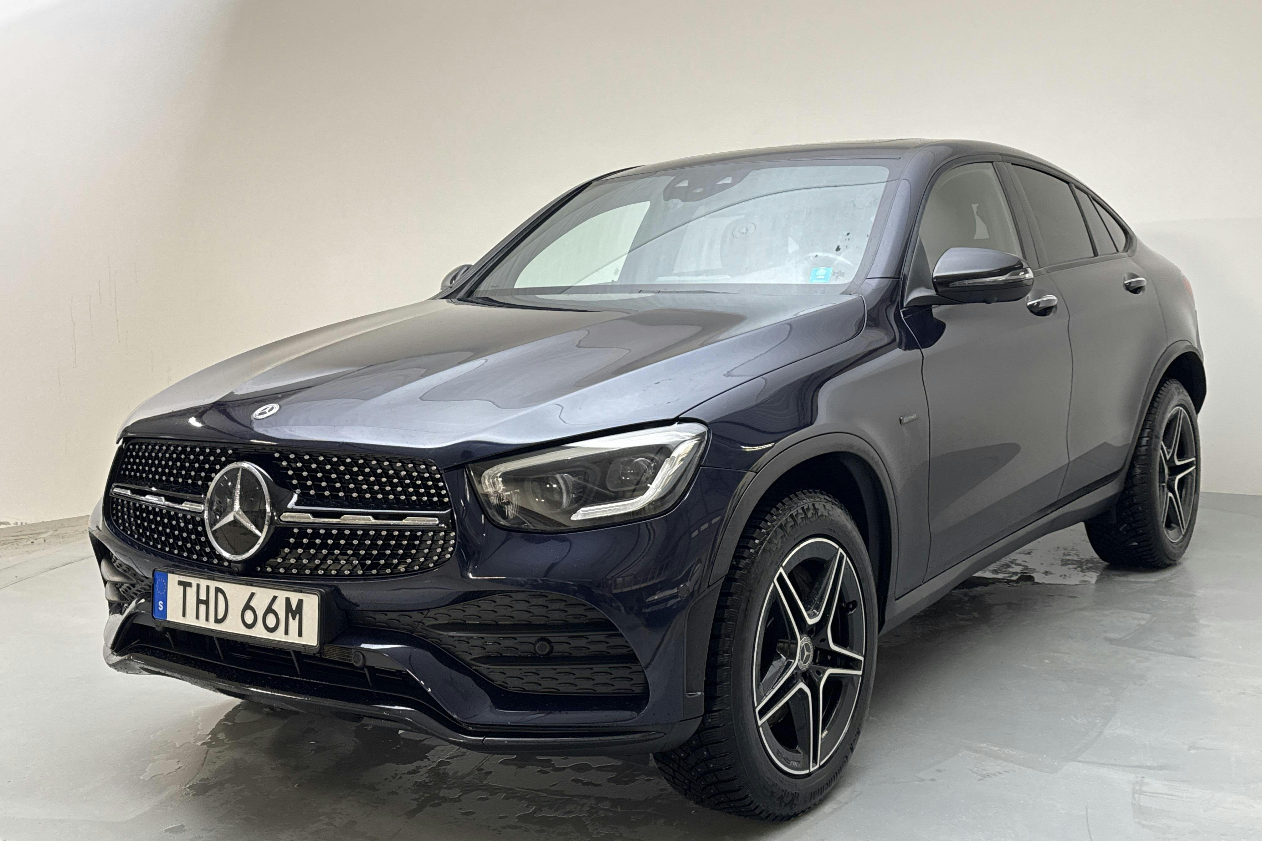 Presentationsfoto 1 av 18: Mercedes GLC 300 e 4MATIC Coupé C253 (333hk) - 15 621 mil - Automat - Dark Blue - 2020