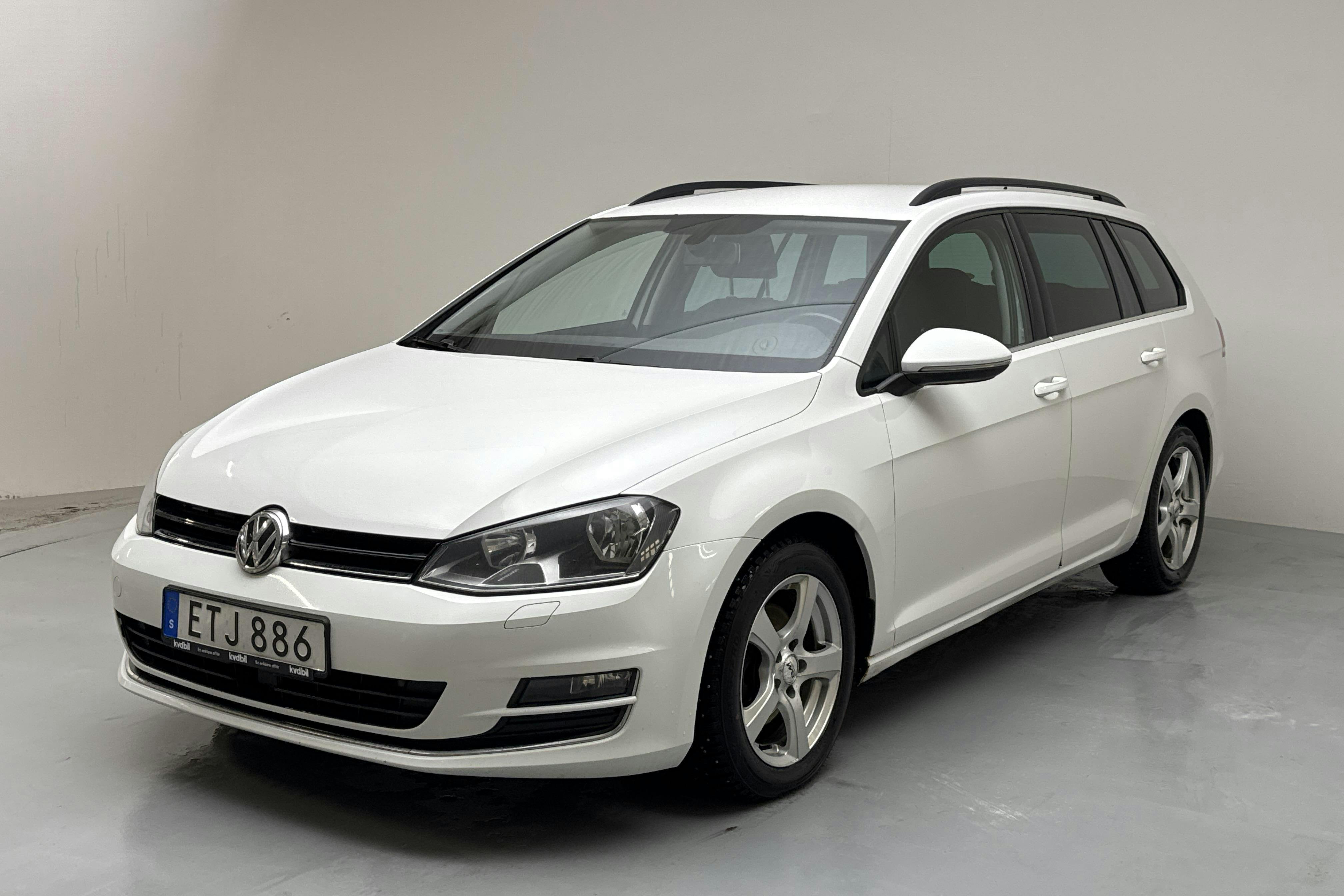 Presentationsfoto 1 av 15: VW Golf VII 2.0 TDI BlueMotion Technology Sportscombi (150hk) - 28 006 mil - Automat - vit - 2015
