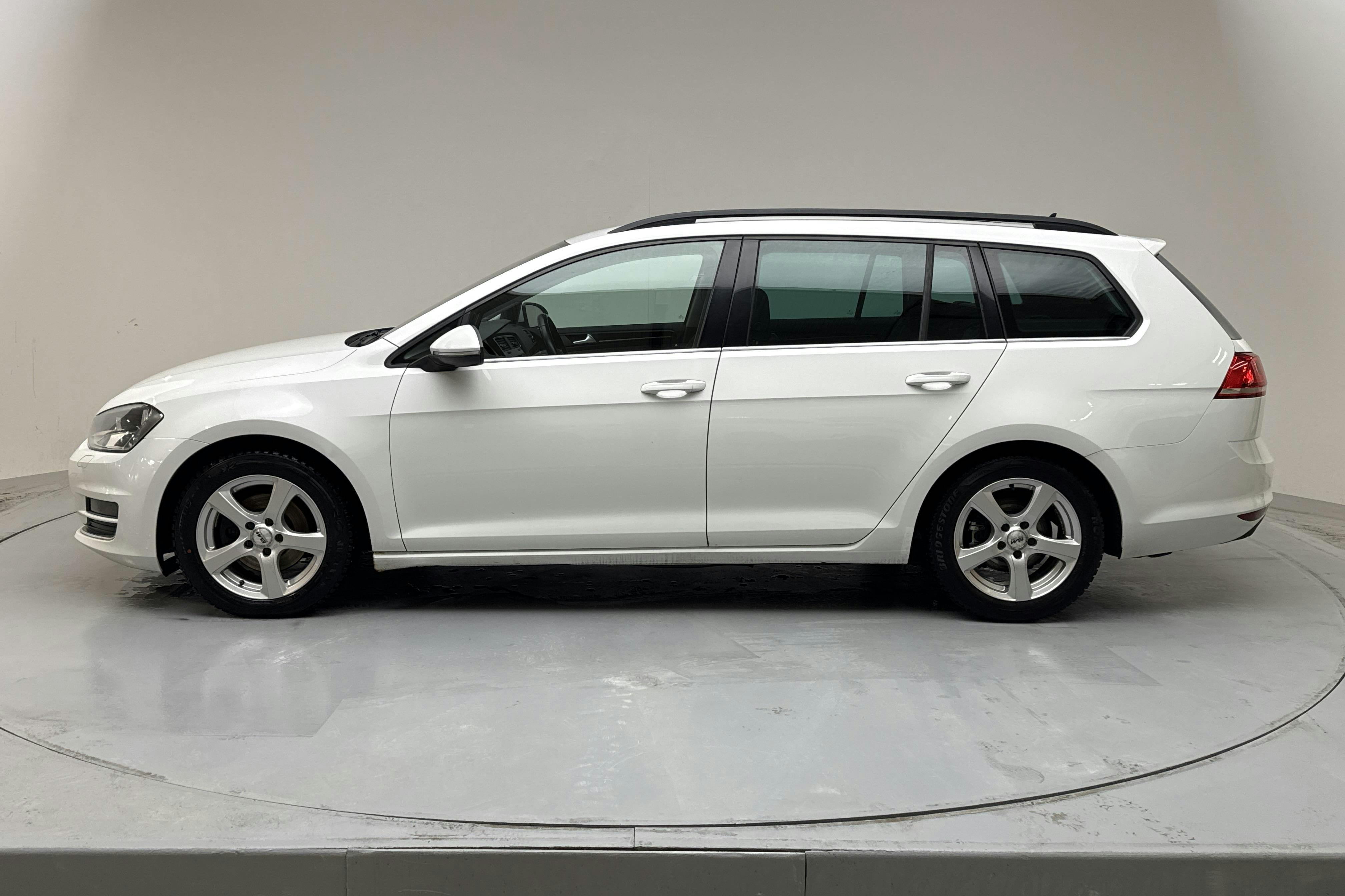 Presentationsfoto 2 av 15: VW Golf VII 2.0 TDI BlueMotion Technology Sportscombi (150hk) - 28 006 mil - Automat - vit - 2015