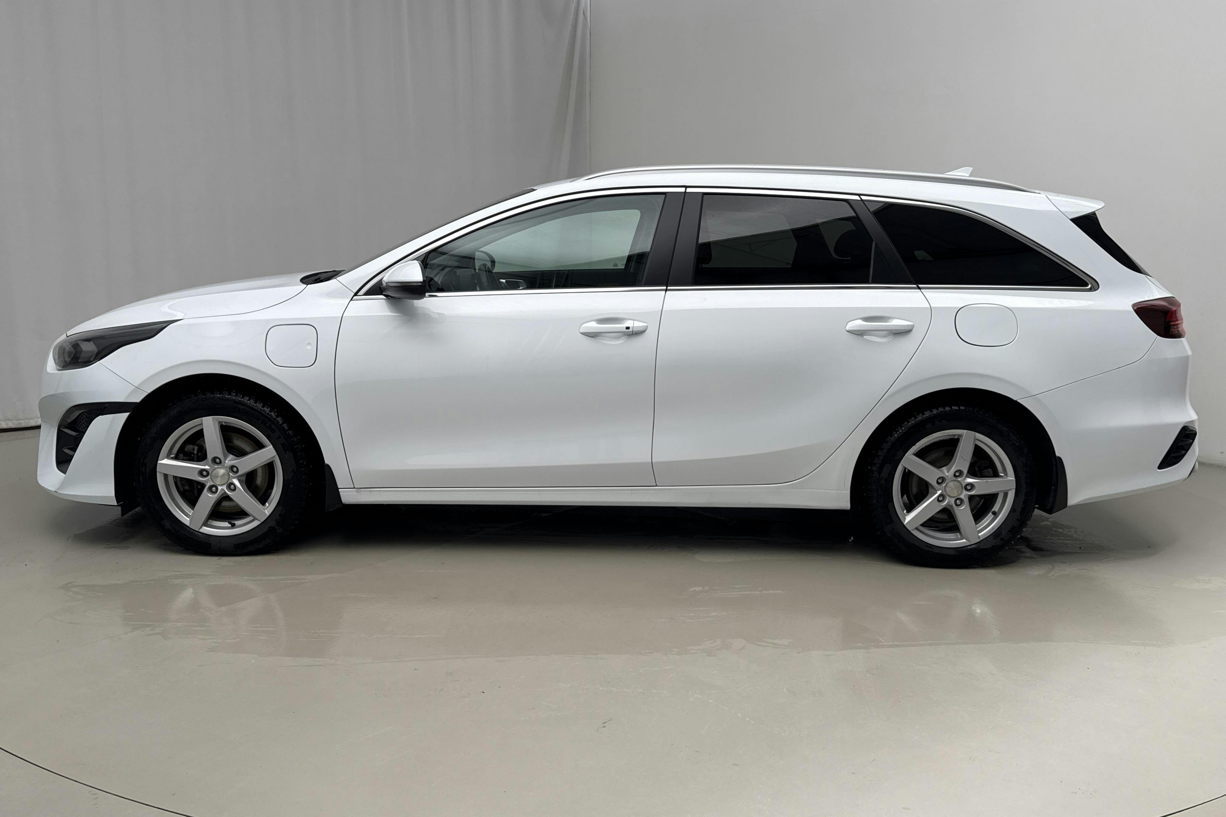 Presentation photo 2 of 22: KIA Ceed 1.6 Plug-in Hybrid SW (141hk) - 45 650 km - Automatic - white - 2022