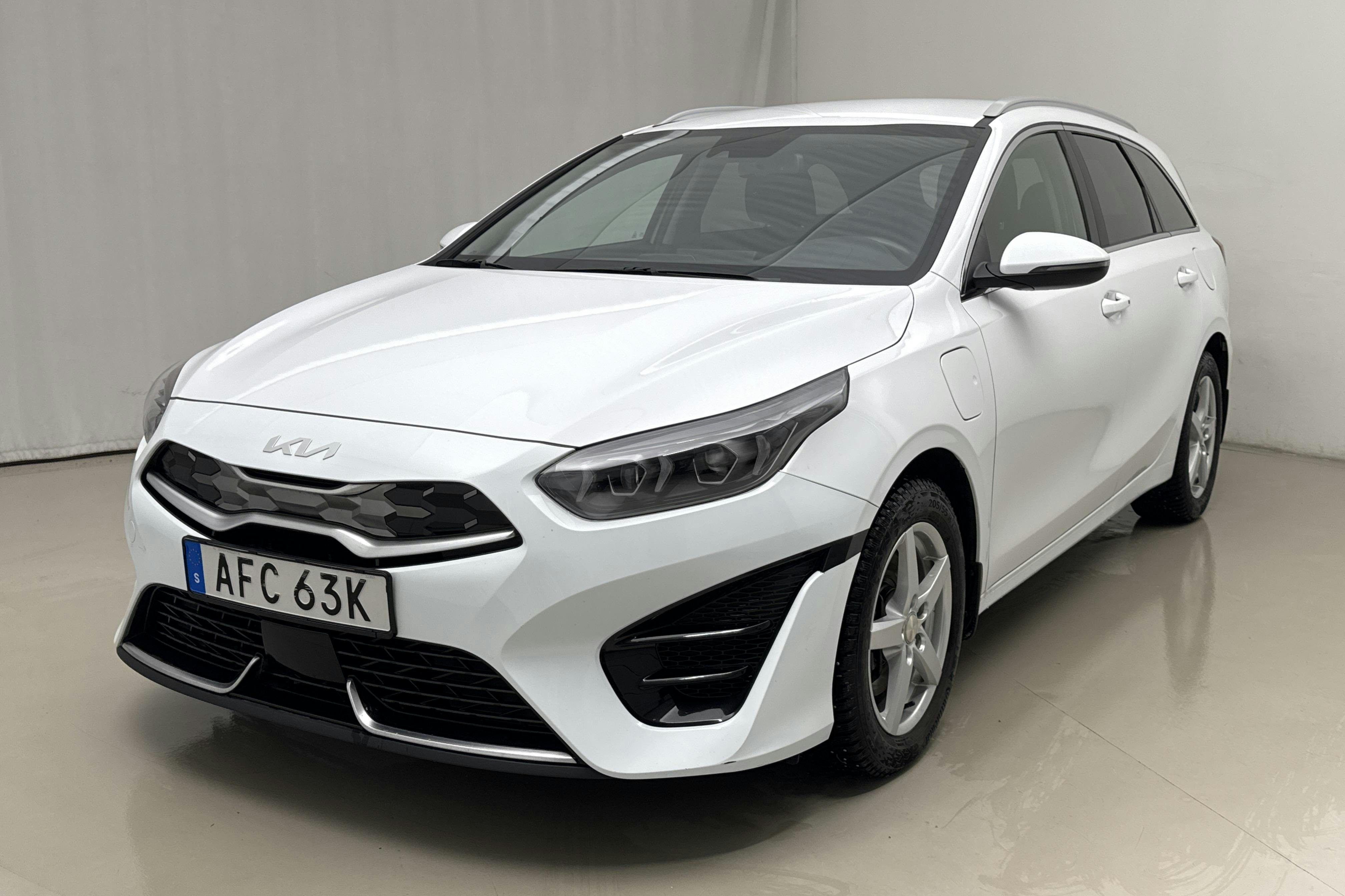 Presentation photo 1 of 22: KIA Ceed 1.6 Plug-in Hybrid SW (141hk) - 45 650 km - Automatic - white - 2022