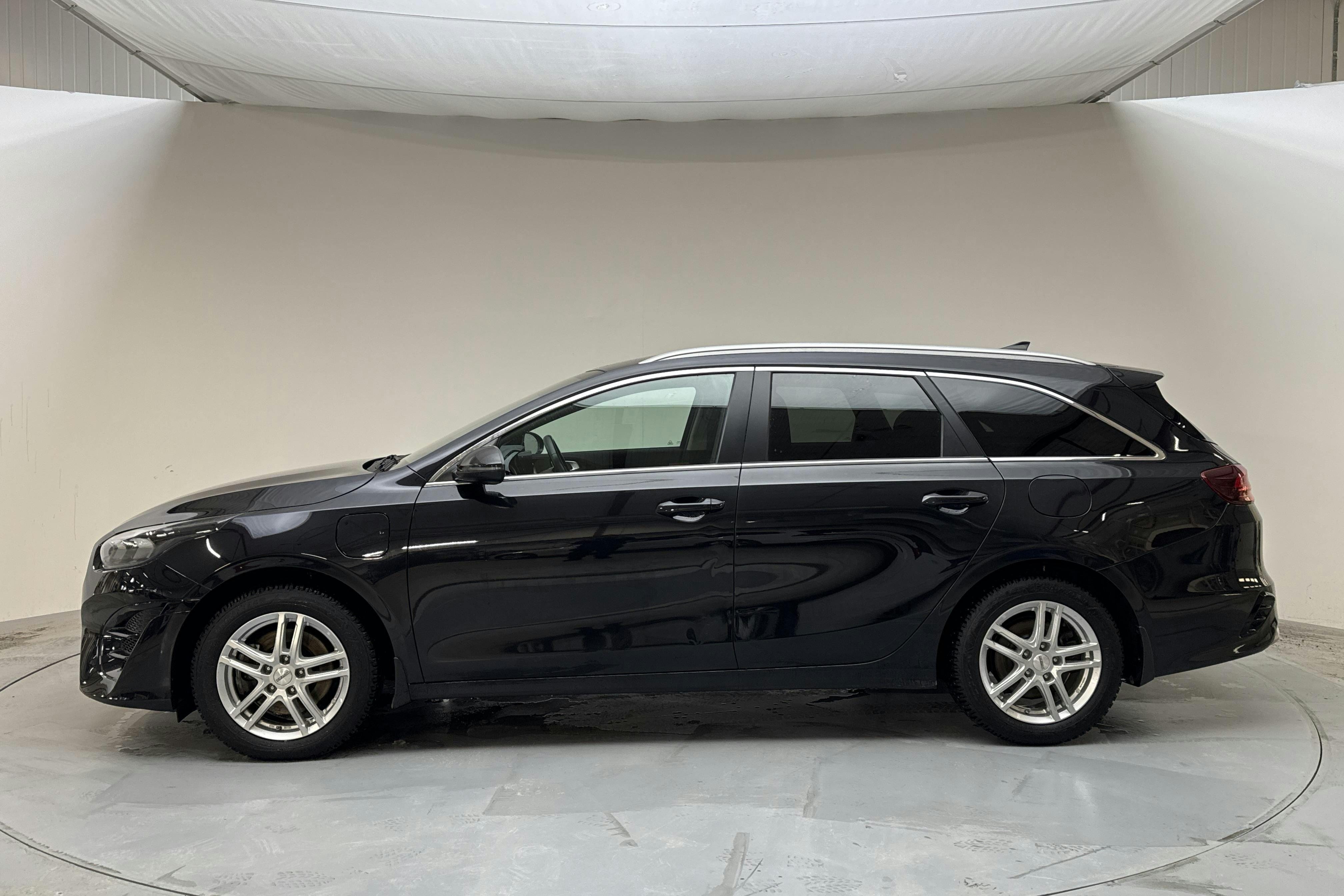 Presentation photo 2 of 15: KIA Ceed 1.6 Plug-in Hybrid SW (141hk) - 62 730 km - Automatic - black - 2024