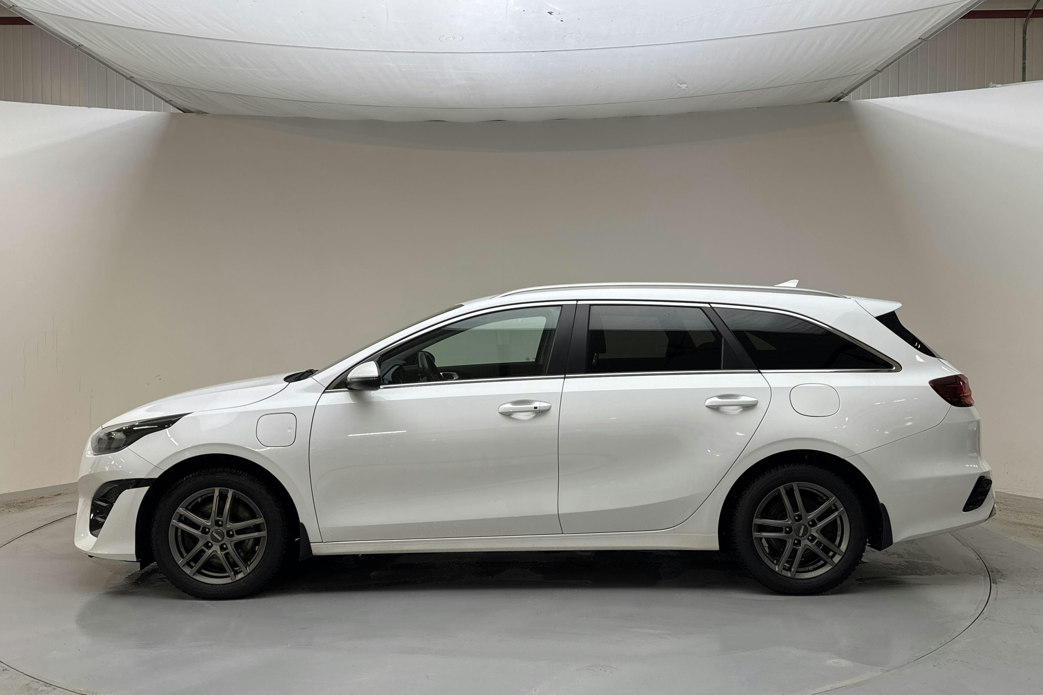 Presentationsfoto 2 av 15: KIA Ceed 1.6 Plug-in Hybrid SW (141hk) - 12 346 mil - Automat - vit - 2022