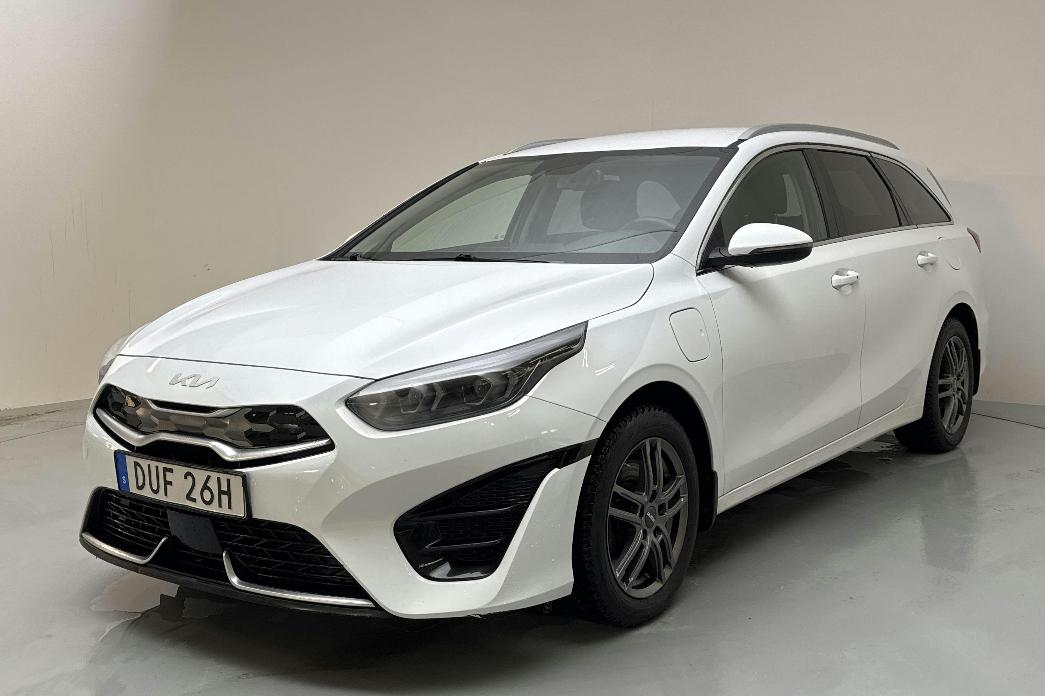 Presentationsfoto 1 av 15: KIA Ceed 1.6 Plug-in Hybrid SW (141hk) - 12 346 mil - Automat - vit - 2022