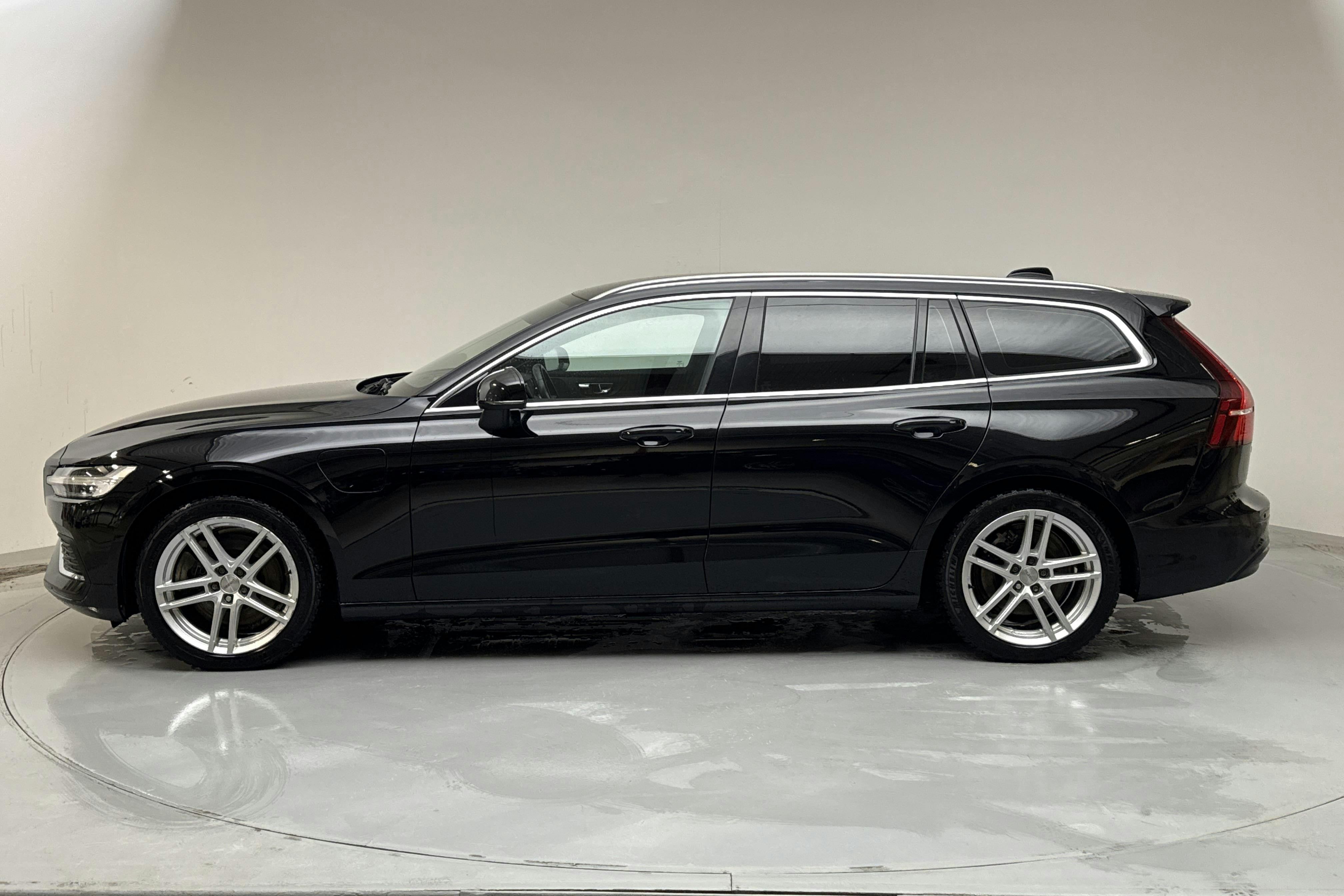 Präsentationsfoto 2 von 17: Volvo V60 T6 AWD Recharge (350hk) - 101 970 Kilometer - Verkaufsautomat - Schwarz - 2023