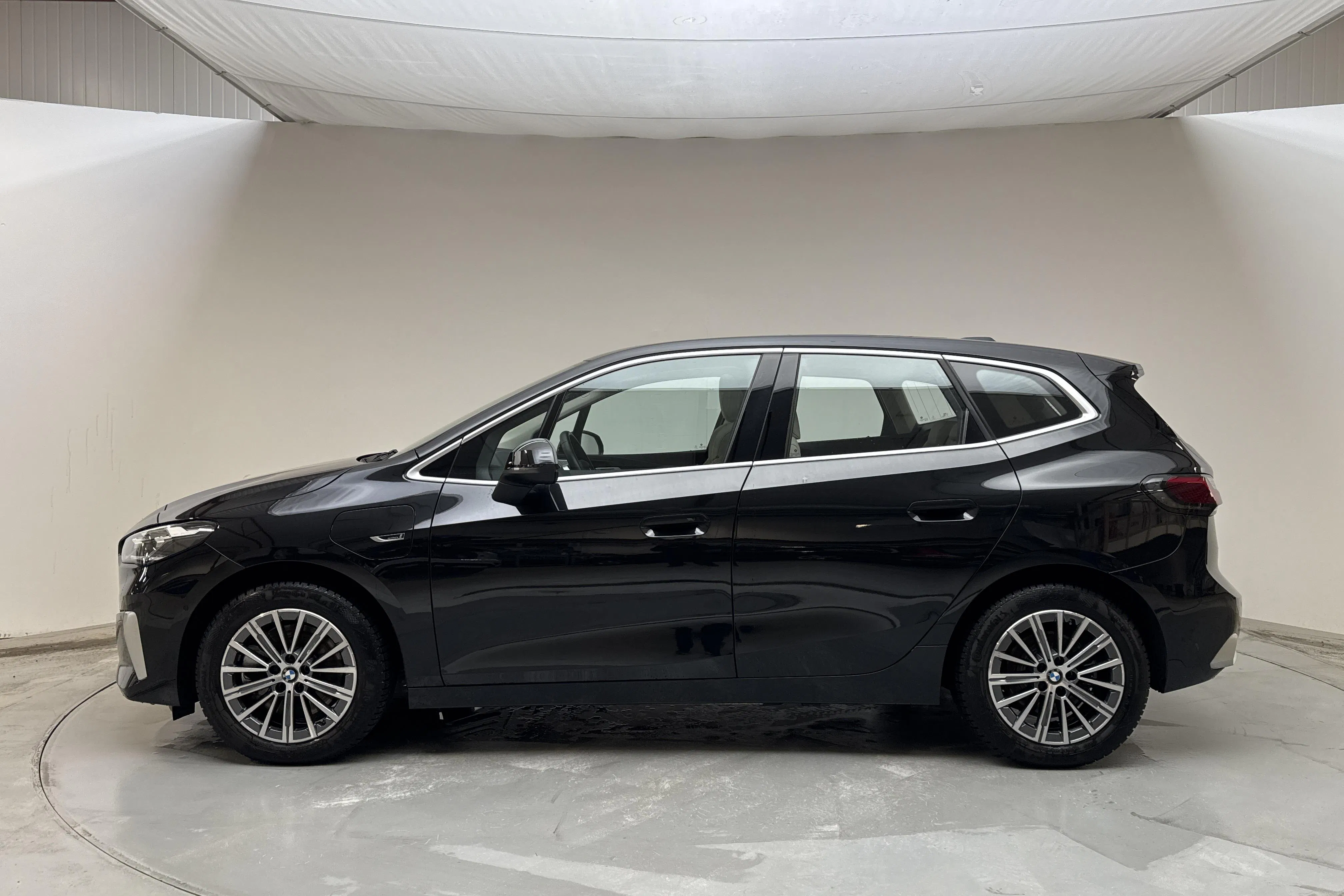 Presentation photo 2 of 17: BMW 230xe Active Tourer 16,3kWh, U06 (326hk) - 18 770 km - Automatic - black - 2023