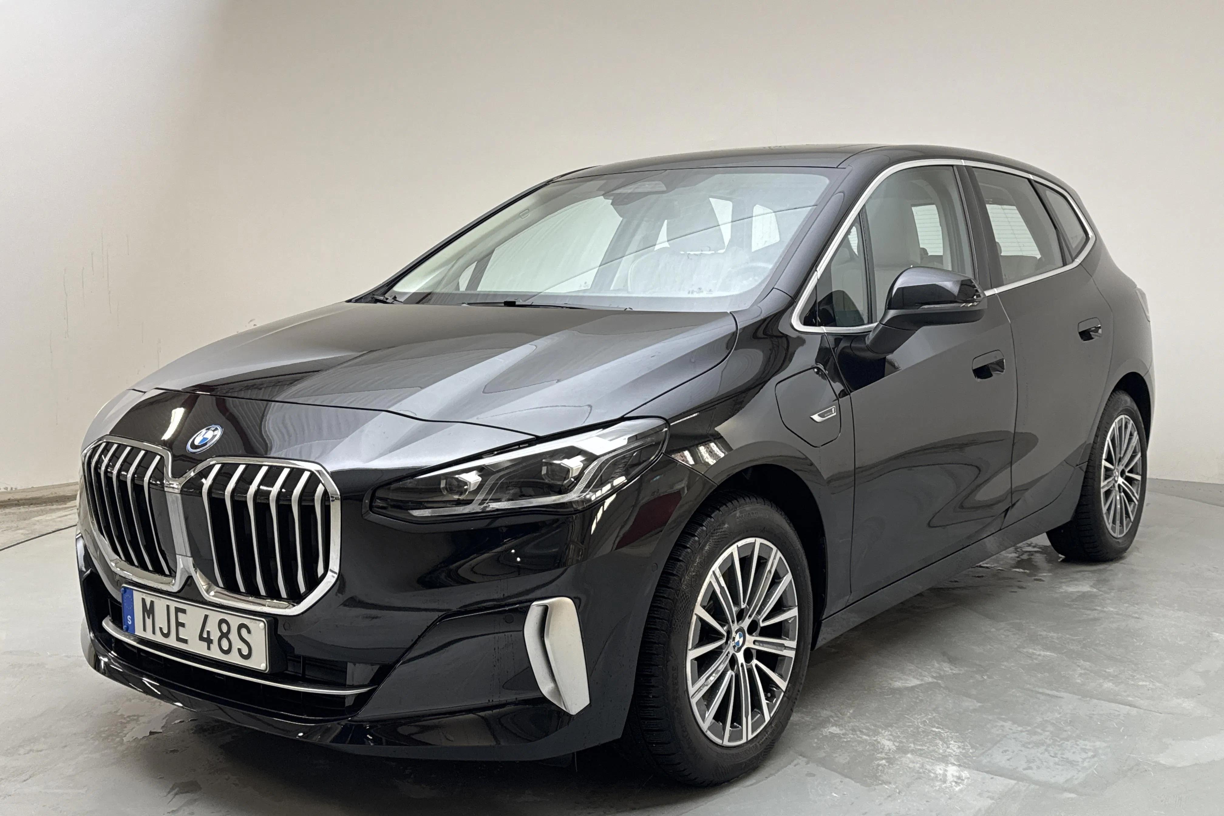 Presentation photo 1 of 17: BMW 230xe Active Tourer 16,3kWh, U06 (326hk) - 18 770 km - Automatic - black - 2023