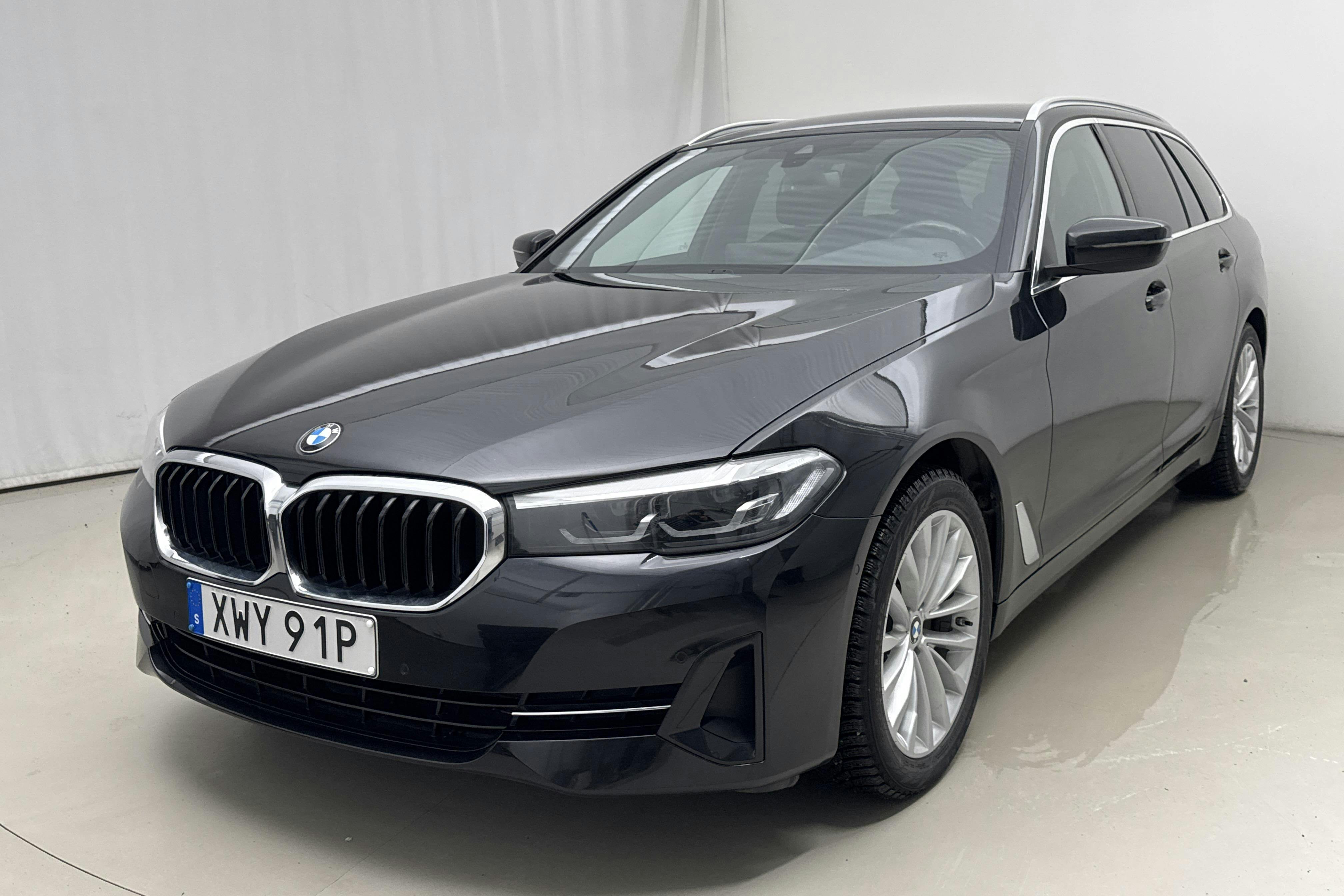 Presentation photo 1 of 19: BMW 520d xDrive Touring, G31 LCI (190hk+11hk) - 82 300 km - Automatic - black - 2022