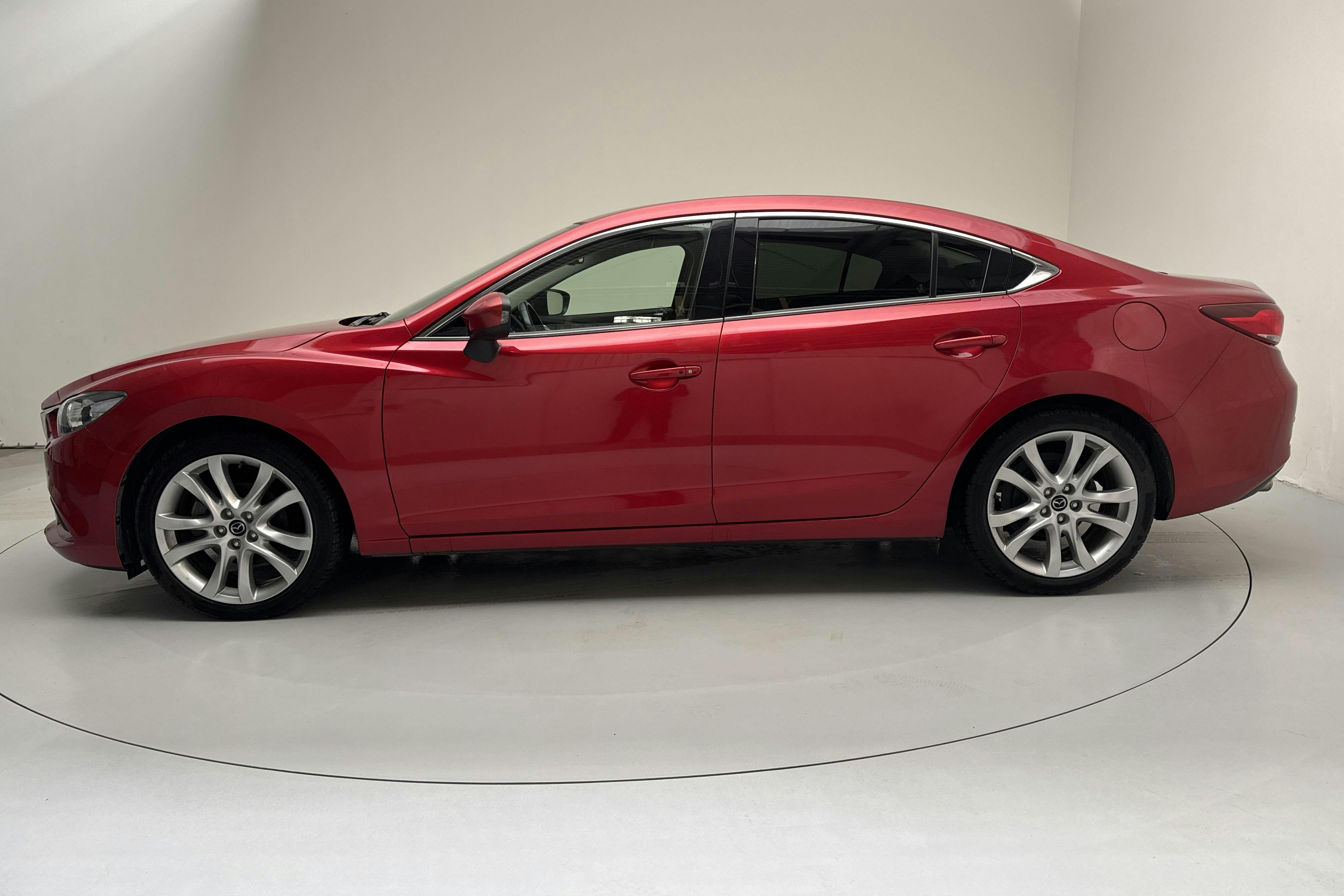 Präsentationsfoto 2 von 13: Mazda 6 2.2 DE Sedan (175hk) - 114 680 Kilometer - Handbuch - Rote Farbe - 2015