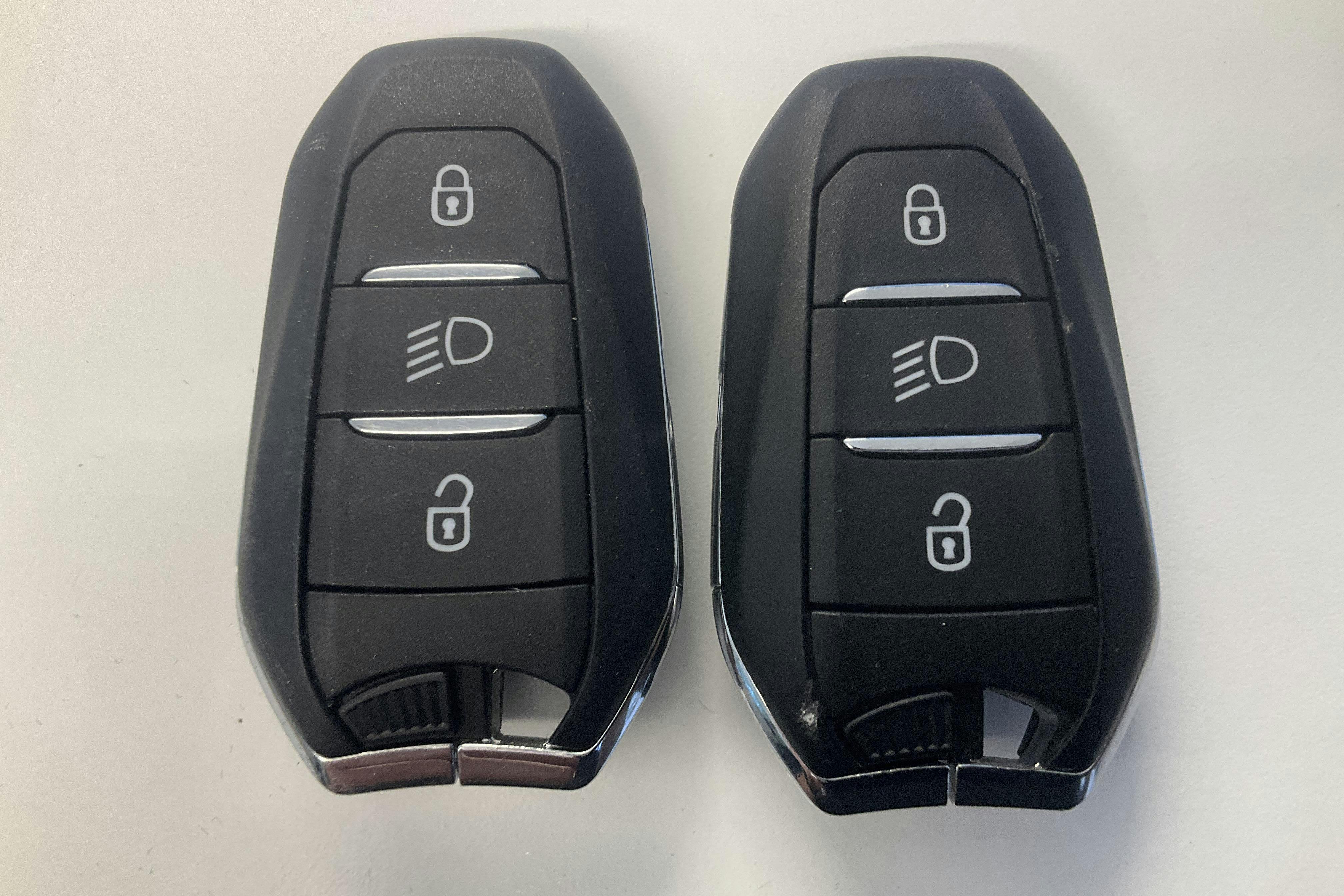 Presentation photo 21 of 21: Peugeot e-2008 50kWh (136hk) - 88 690 km - Automatic - white - 2021