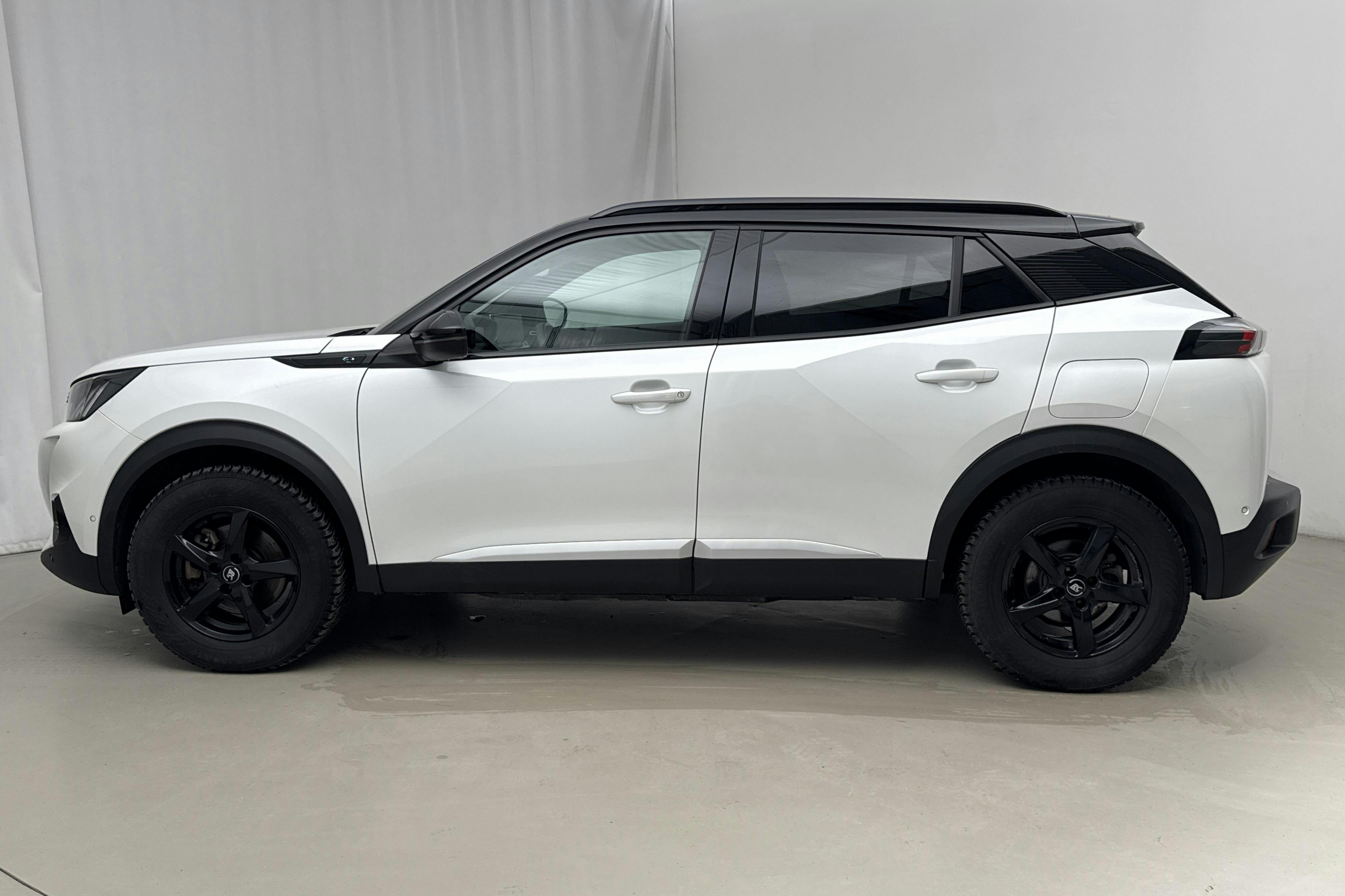 Presentation photo 2 of 21: Peugeot e-2008 50kWh (136hk) - 88 690 km - Automatic - white - 2021