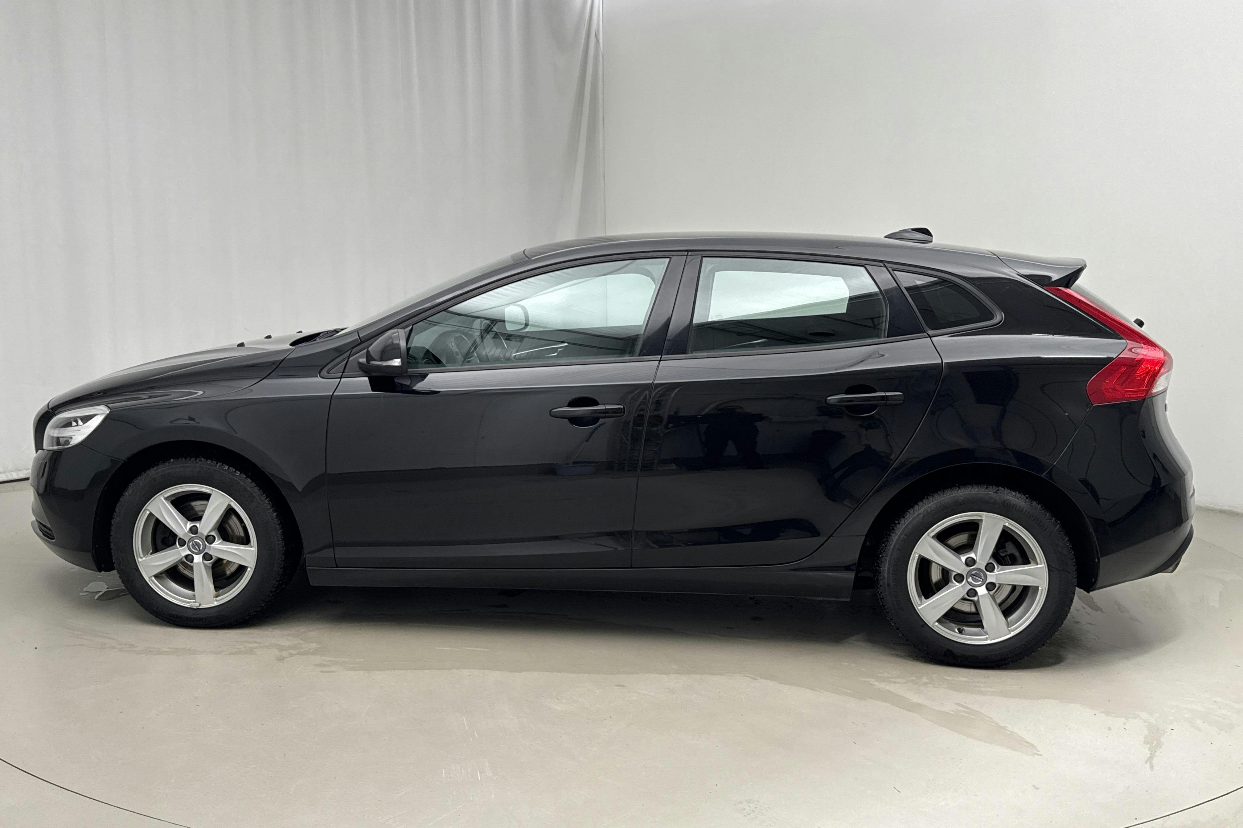 Presentation photo 2 of 15: Volvo V40 D3 (150hk) - 104 760 km - Manual - black - 2017