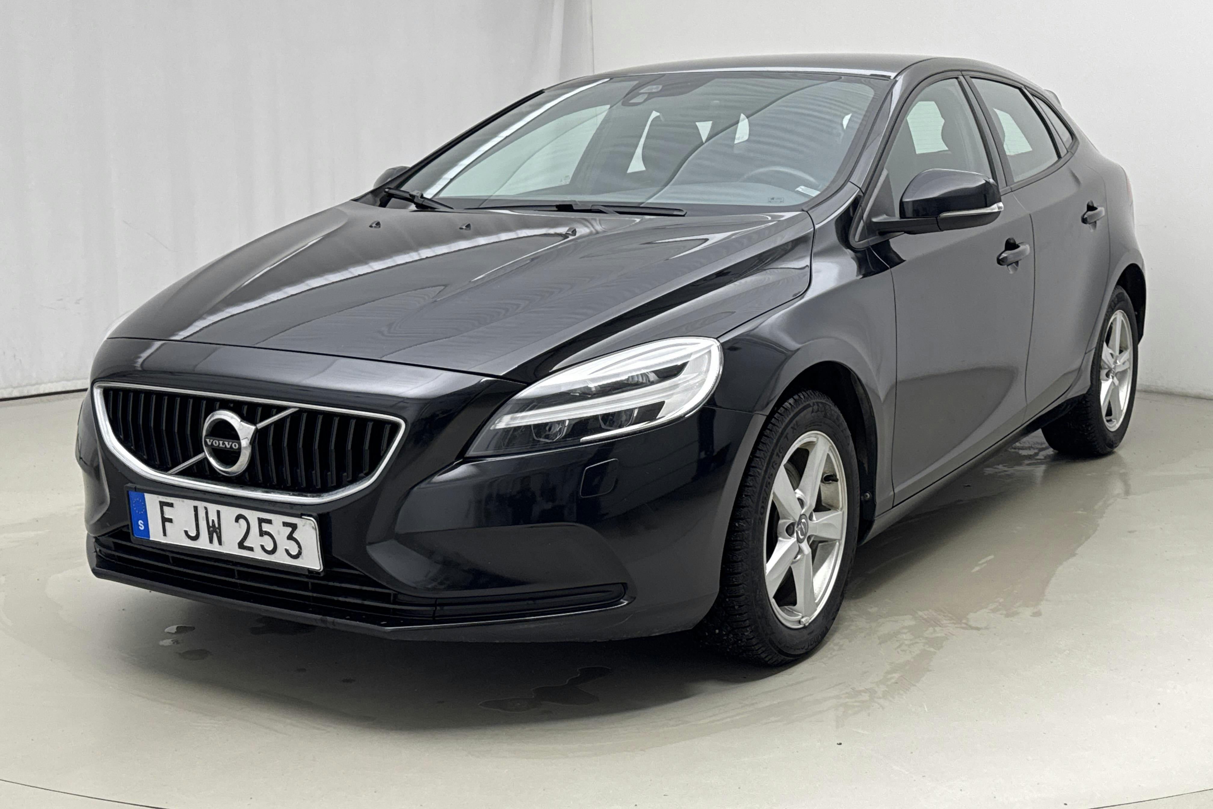 Presentation photo 1 of 15: Volvo V40 D3 (150hk) - 104 760 km - Manual - black - 2017