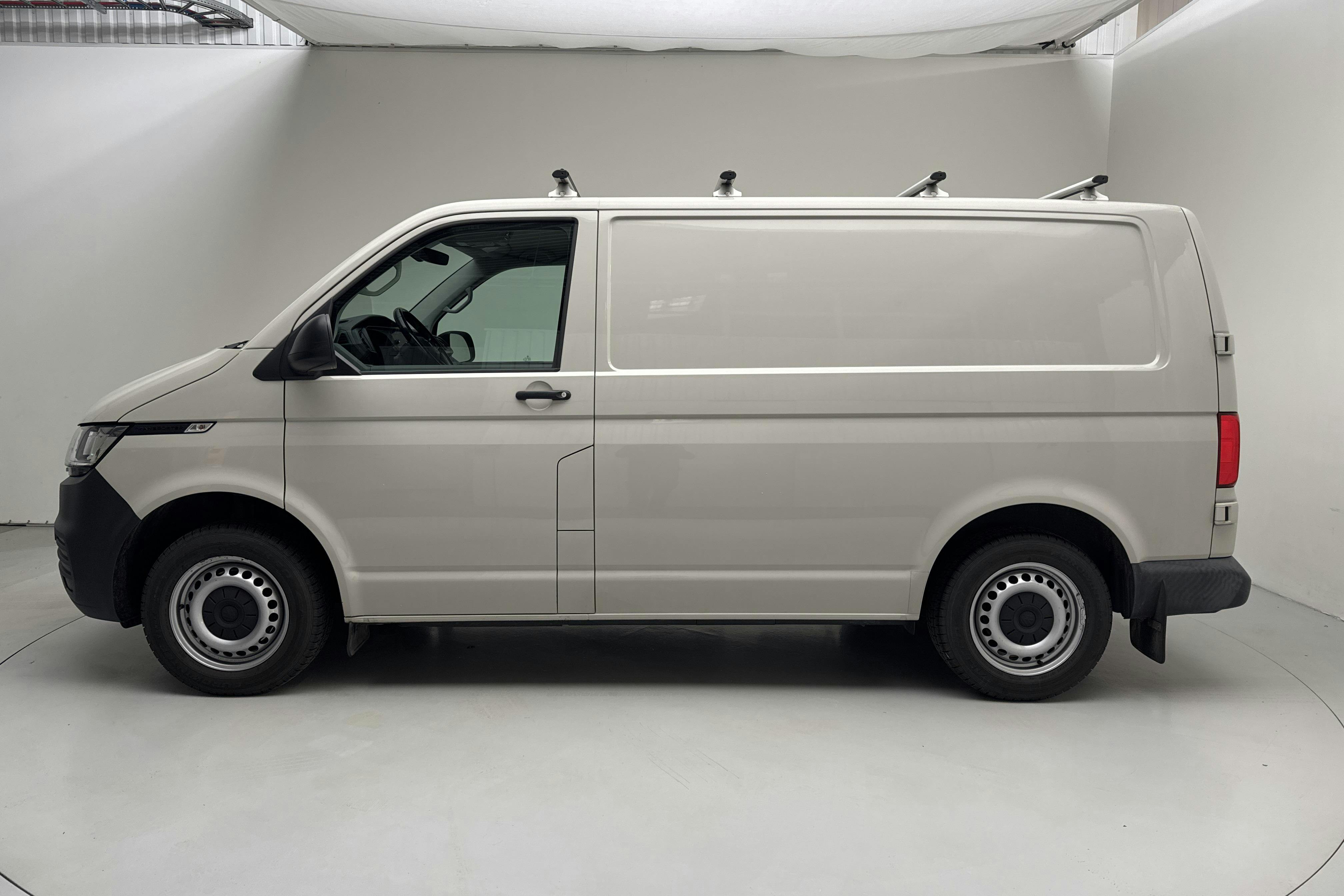 Presentationsfoto 2 av 16: VW Transporter T6.1 Skåp TDI (90hk) - 8 498 mil - Manuell - grön - 2020