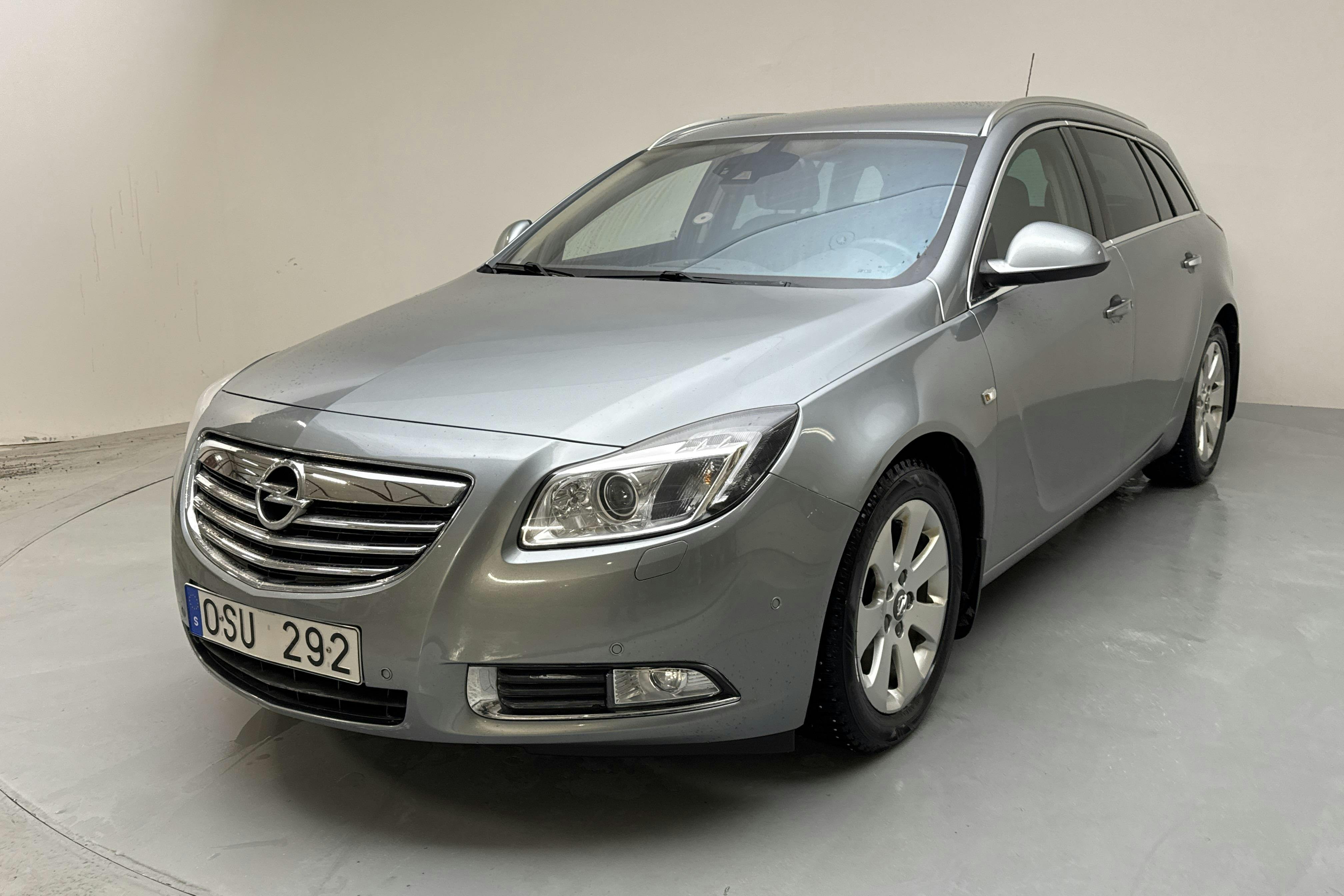 Presentation photo 1 of 14: Opel Insignia 2.0 CDTI ecoFLEX Sports Tourer (160hk) - 162 260 km - Manual - gray - 2012