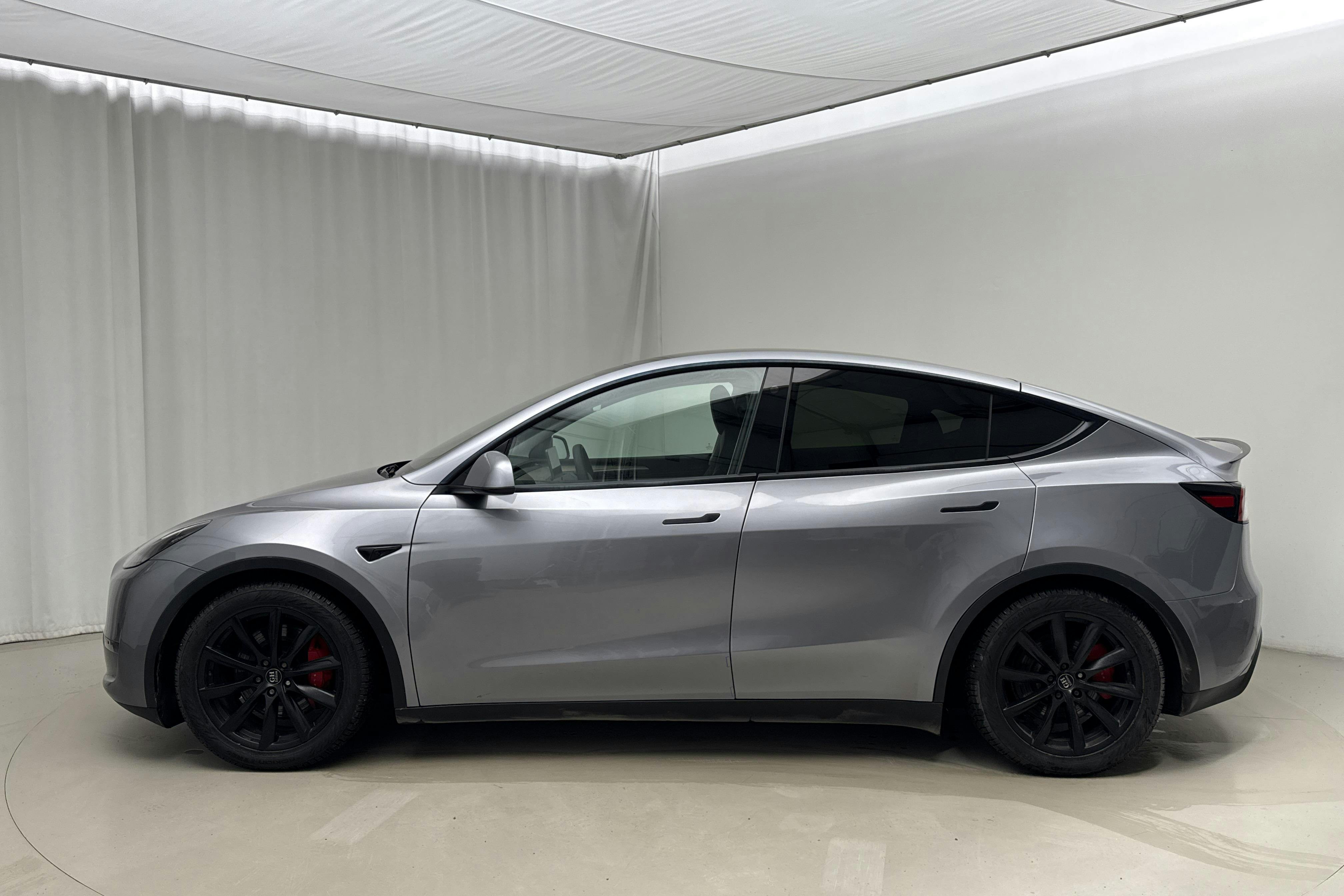 Presentationsfoto 2 av 19: Tesla Model Y Performance Dual Motor AWD - 4 982 mil - Automat - grå - 2023
