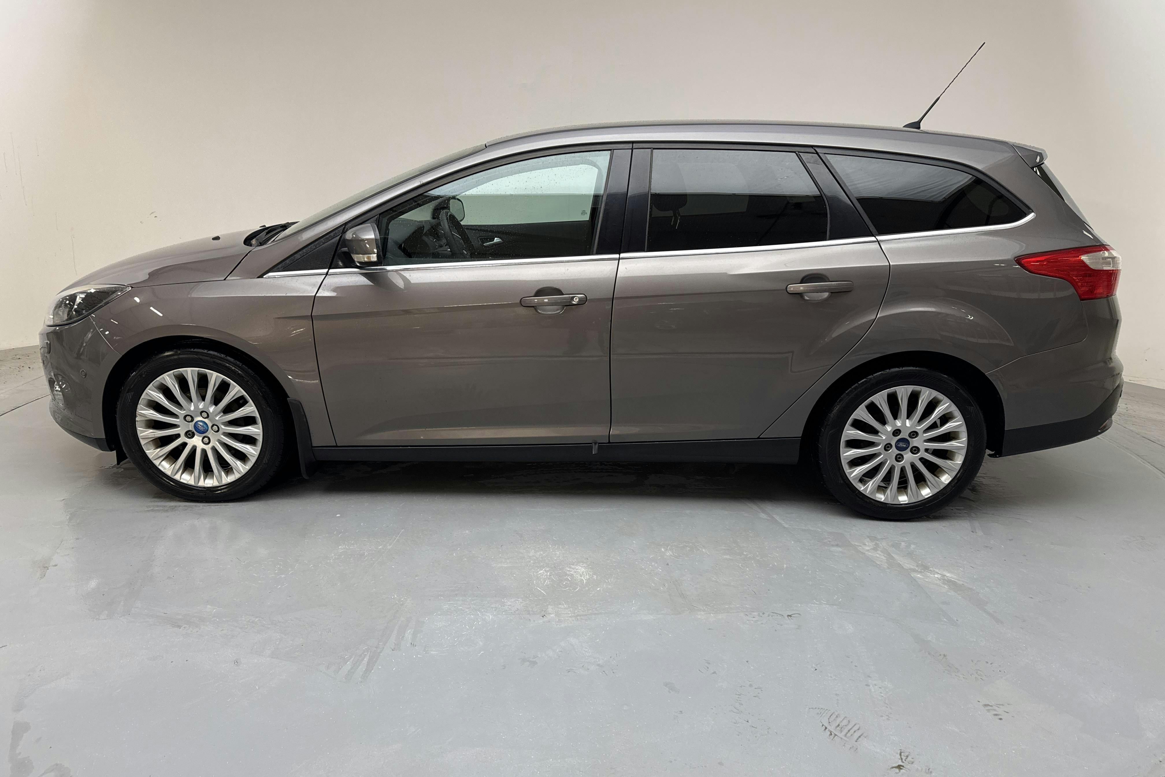 Presentation photo 2 of 11: Ford Focus 1.0 EcoBoost Kombi (125hk) - 156 610 km - Manual - brown - 2013