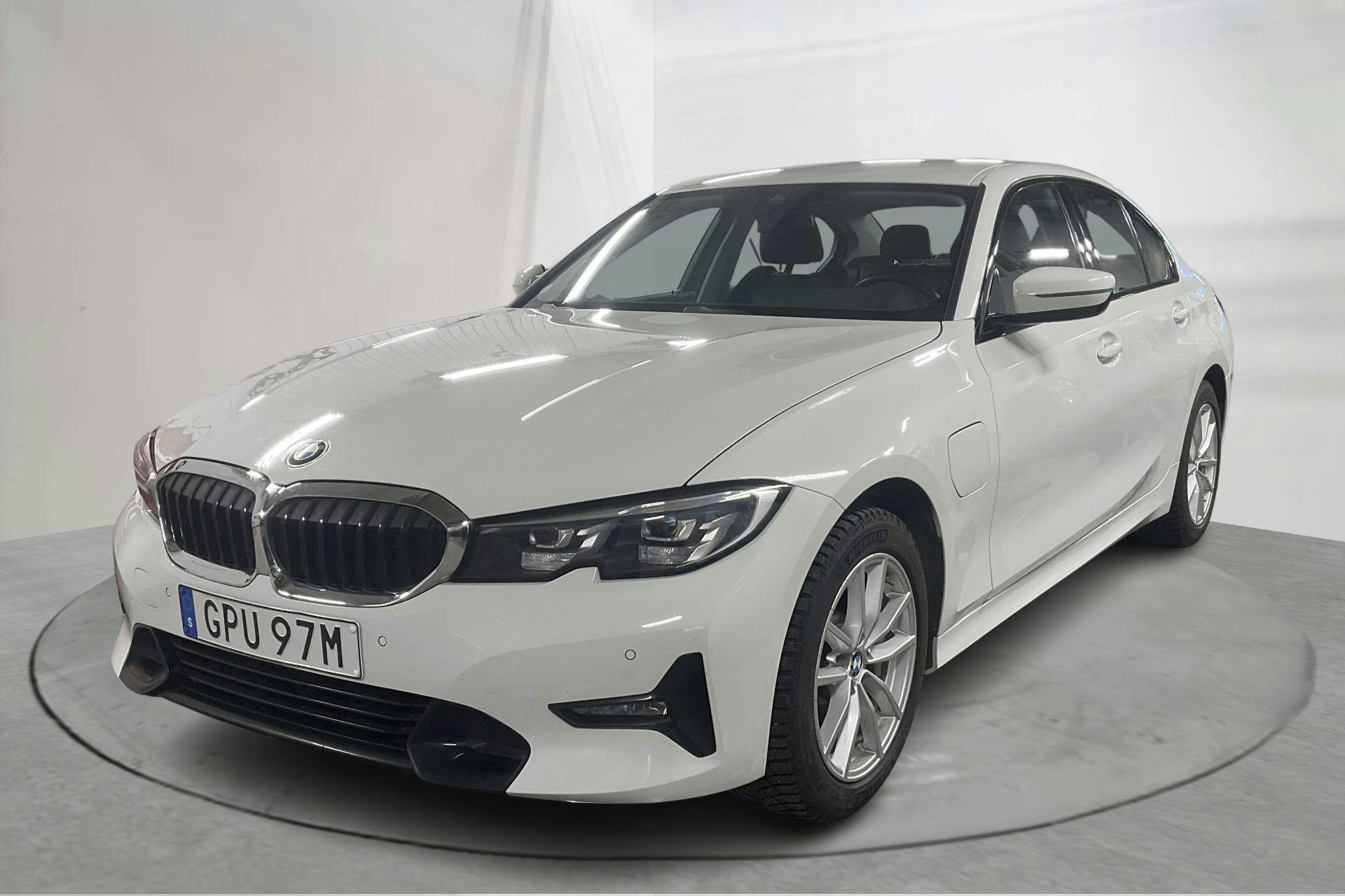 Presentationsfoto 1 av 18: BMW 330e Sedan, G20 (292hk) - 8 467 mil - Automat - vit - 2021