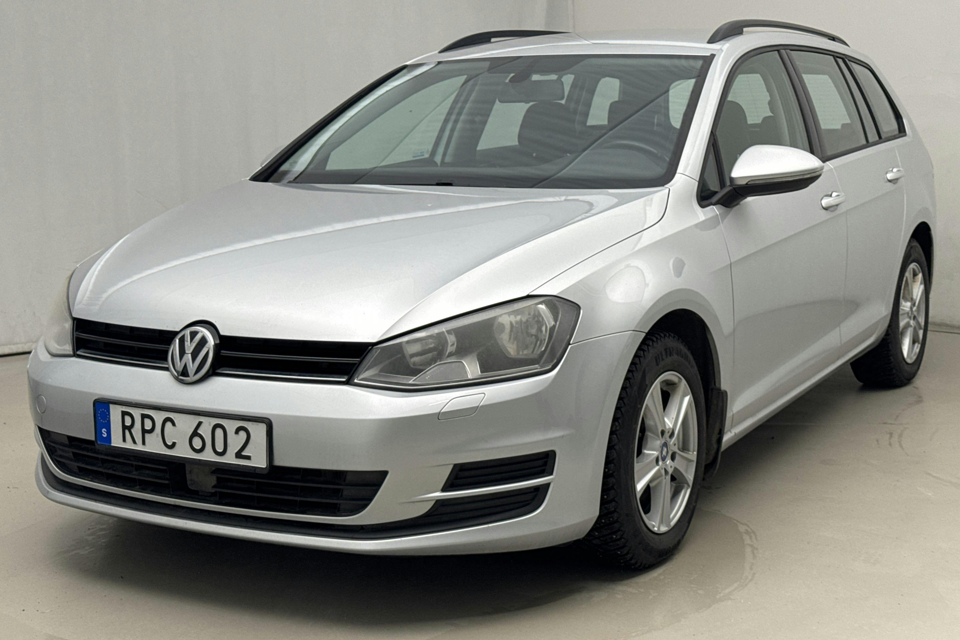 Presentationsfoto 1 av 14: VW Golf VII 1.6 TDI BlueMotion Technology Sportscombi (105hk) - 12 079 mil - Manuell - silver - 2015