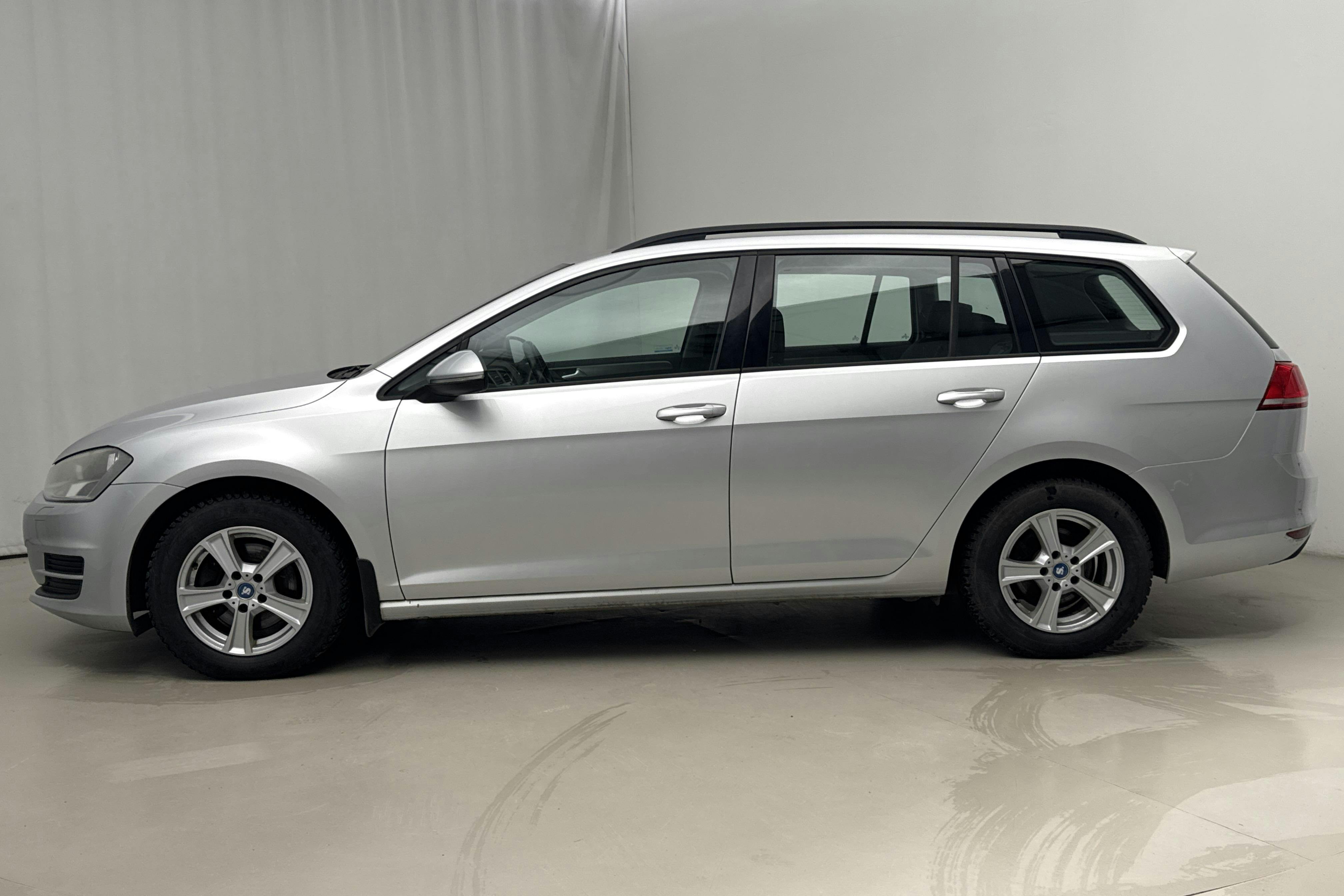 Presentationsfoto 2 av 14: VW Golf VII 1.6 TDI BlueMotion Technology Sportscombi (105hk) - 12 079 mil - Manuell - silver - 2015