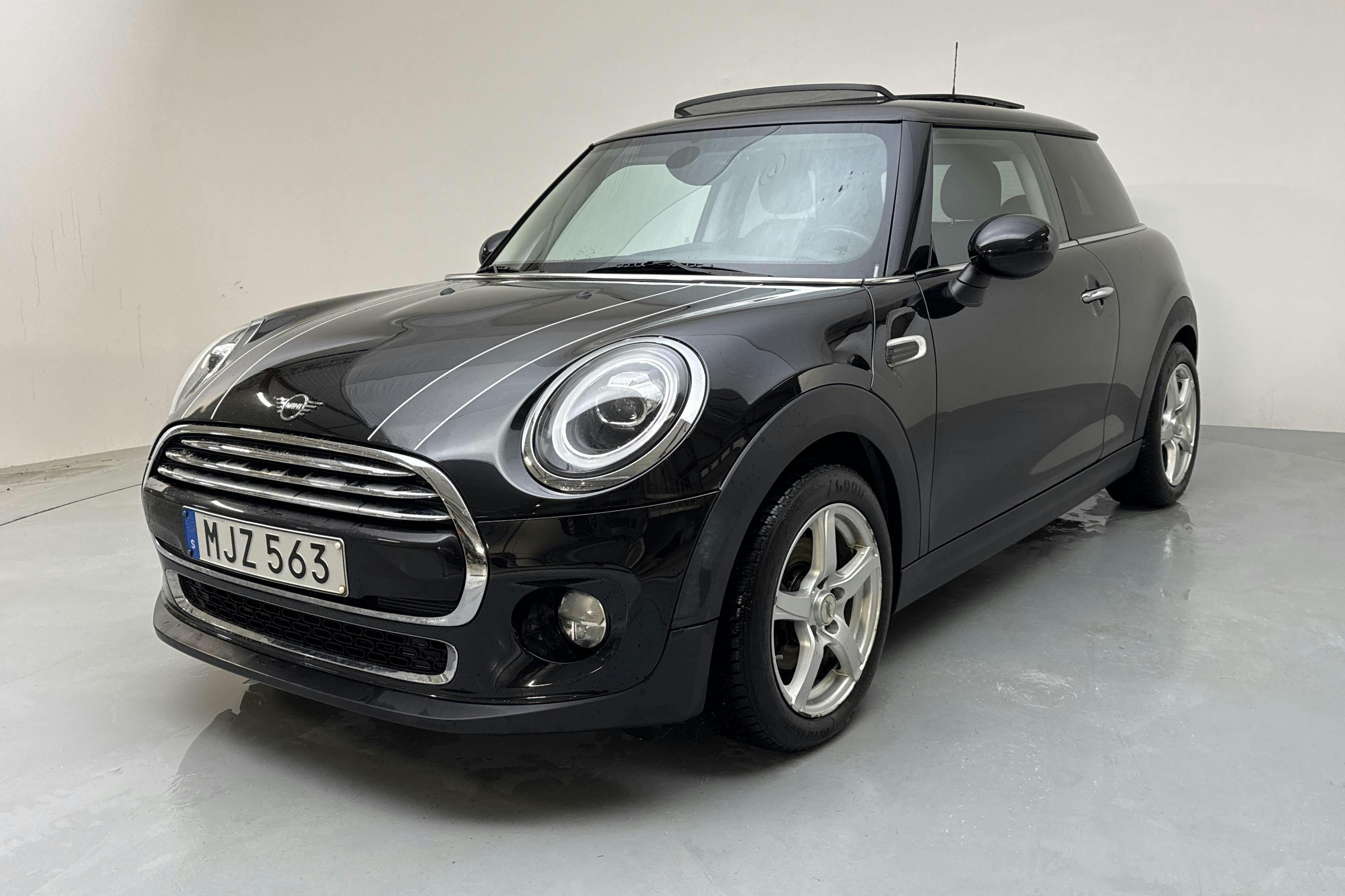 Presentation photo 1 of 14: MINI Cooper 3dr, F56 (136hk) - 58 940 km - Manual - black - 2019
