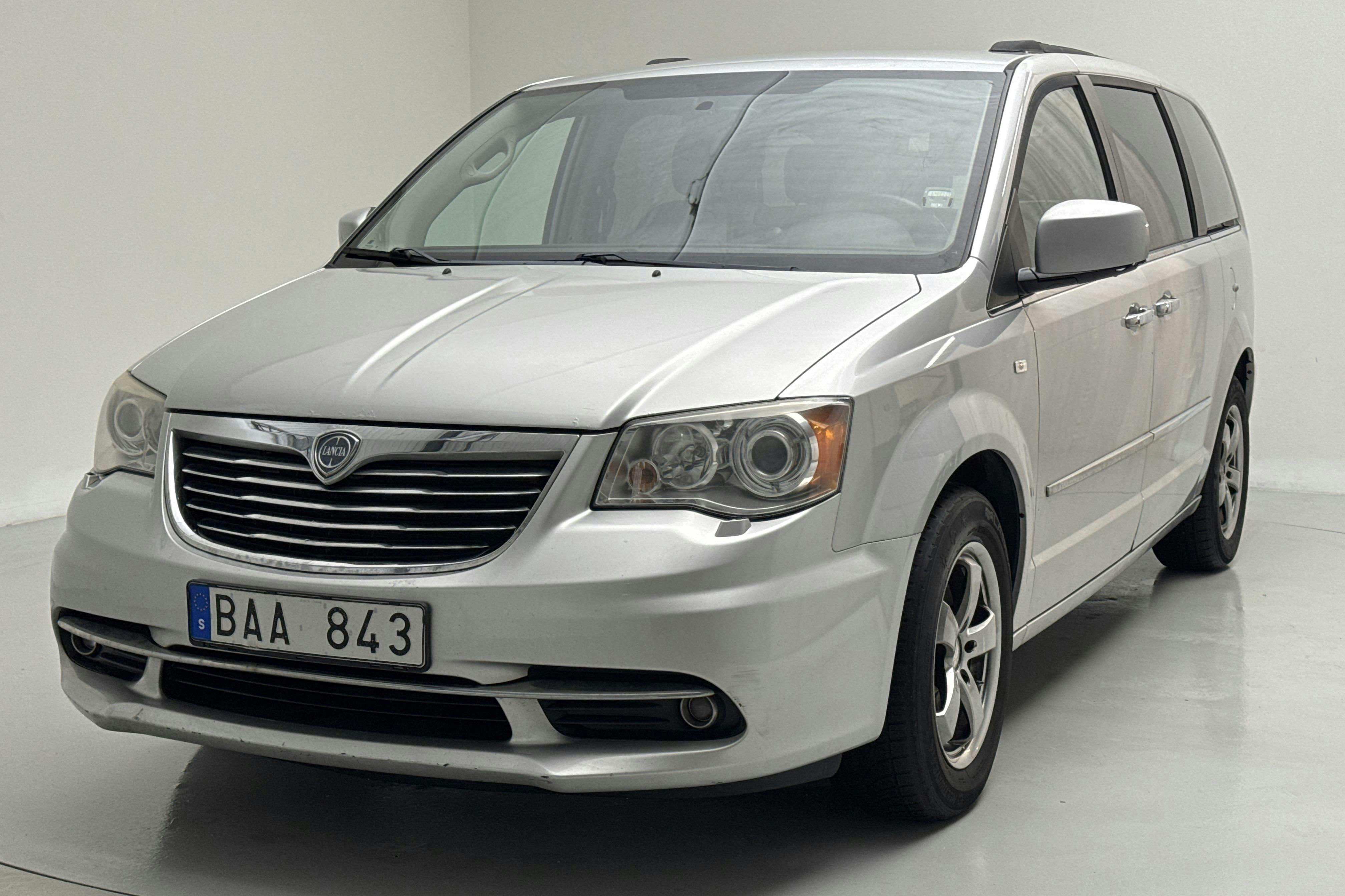 Presentationsfoto 1 av 18: Lancia Lancia Voyager 2.8 Multi-Jet (163hk) - 20 694 mil - Automat - grå - 2012