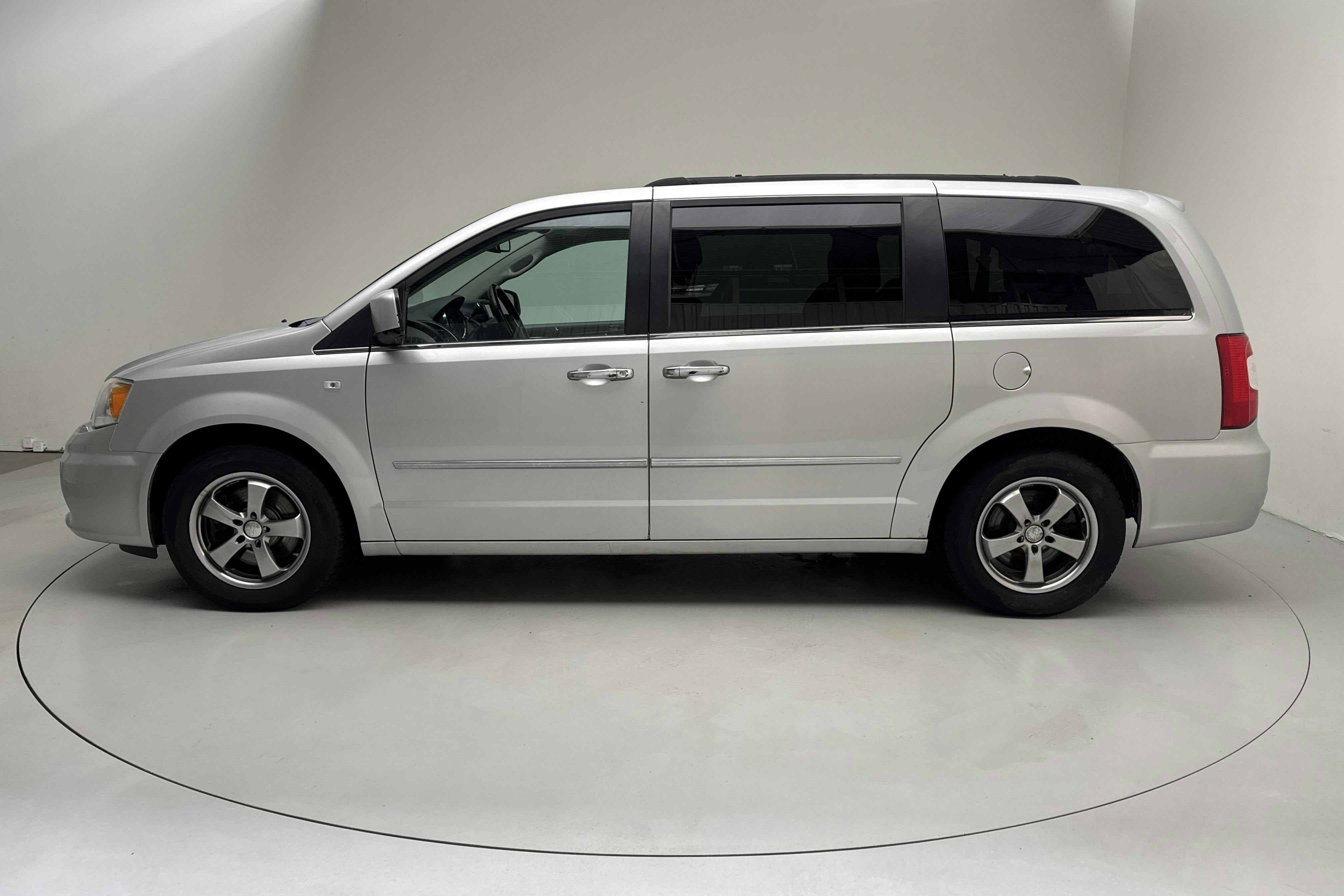 Presentationsfoto 2 av 18: Lancia Lancia Voyager 2.8 Multi-Jet (163hk) - 20 694 mil - Automat - grå - 2012