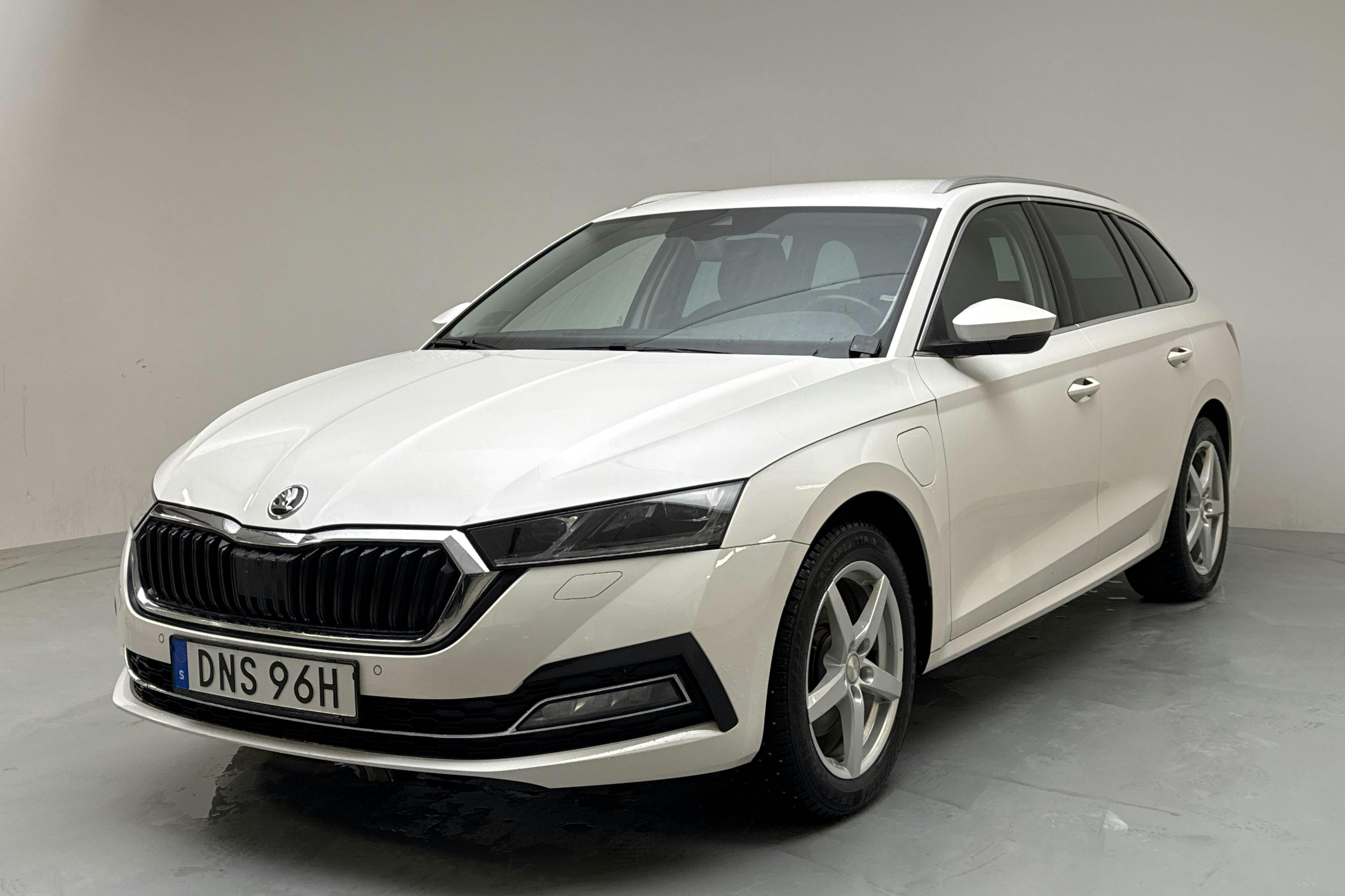 Presentationsfoto 1 av 15: Skoda Octavia 1.4 iV PHEV Combi (204hk) - 7 894 mil - Automat - vit - 2022