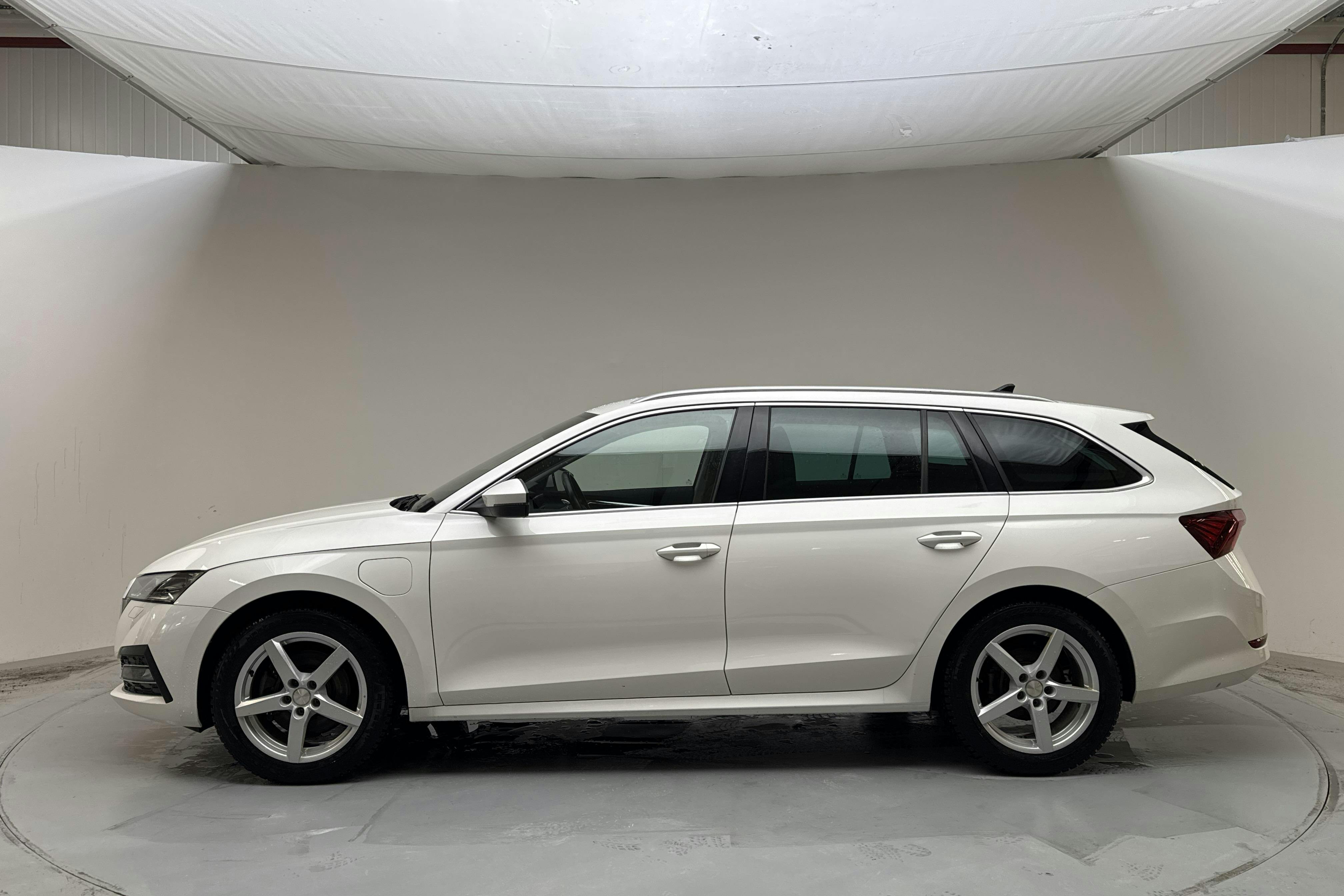 Presentationsfoto 2 av 15: Skoda Octavia 1.4 iV PHEV Combi (204hk) - 7 894 mil - Automat - vit - 2022
