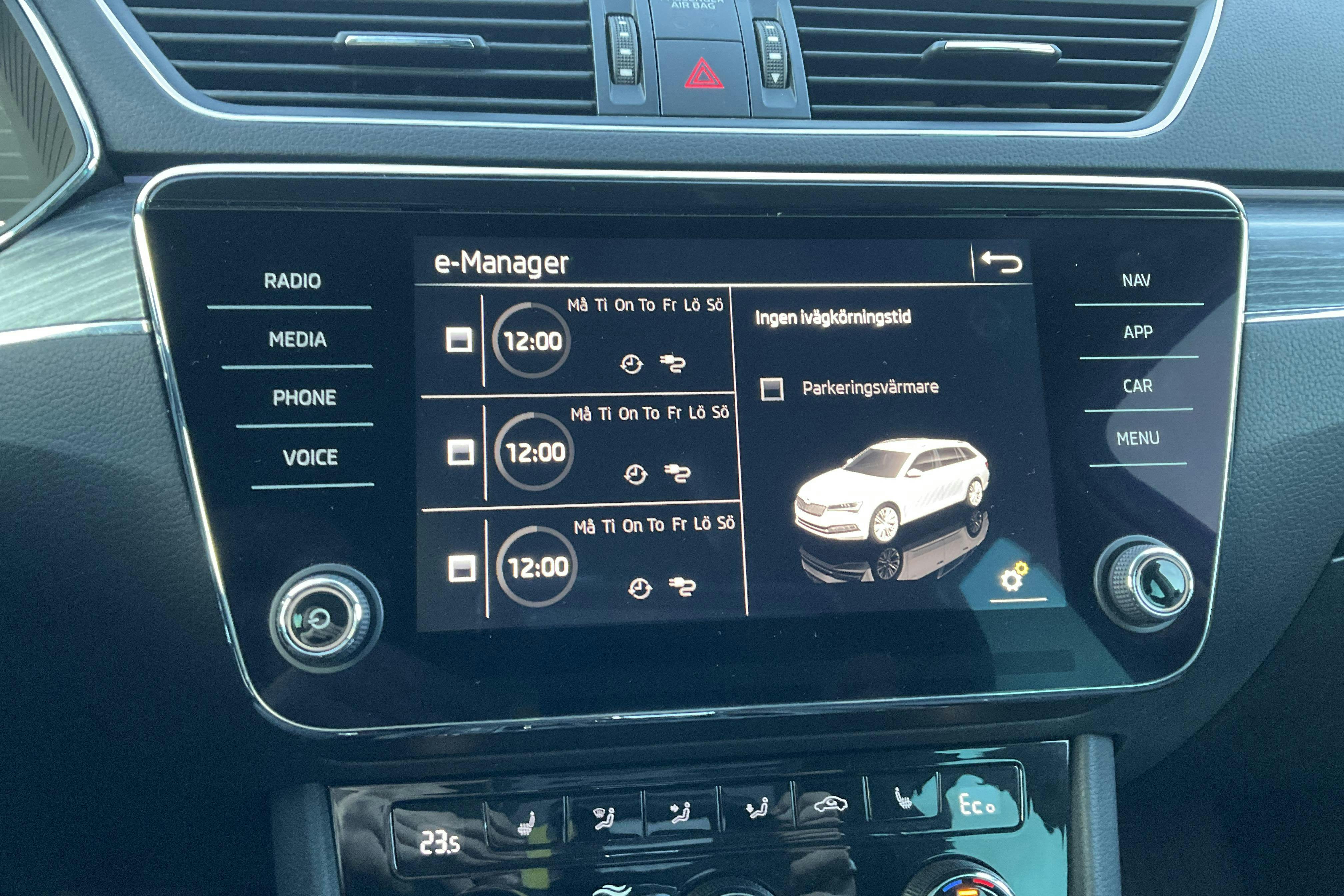 Presentationsfoto 17 av 17: Skoda Superb 1.4 TSI PHEV Kombi (218hk) - 8 371 mil - Automat - vit - 2022