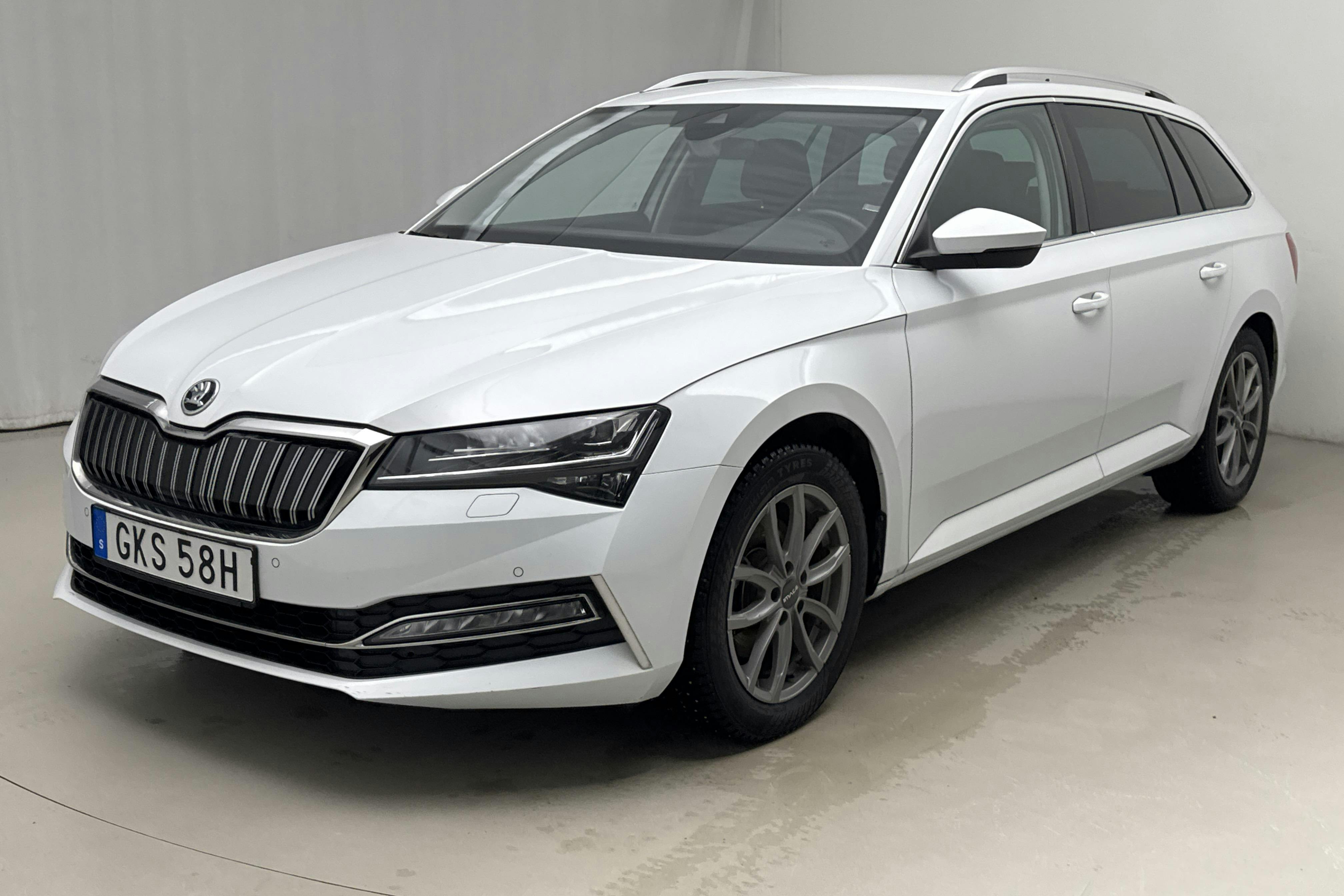 Presentationsfoto 1 av 17: Skoda Superb 1.4 TSI PHEV Kombi (218hk) - 8 371 mil - Automat - vit - 2022
