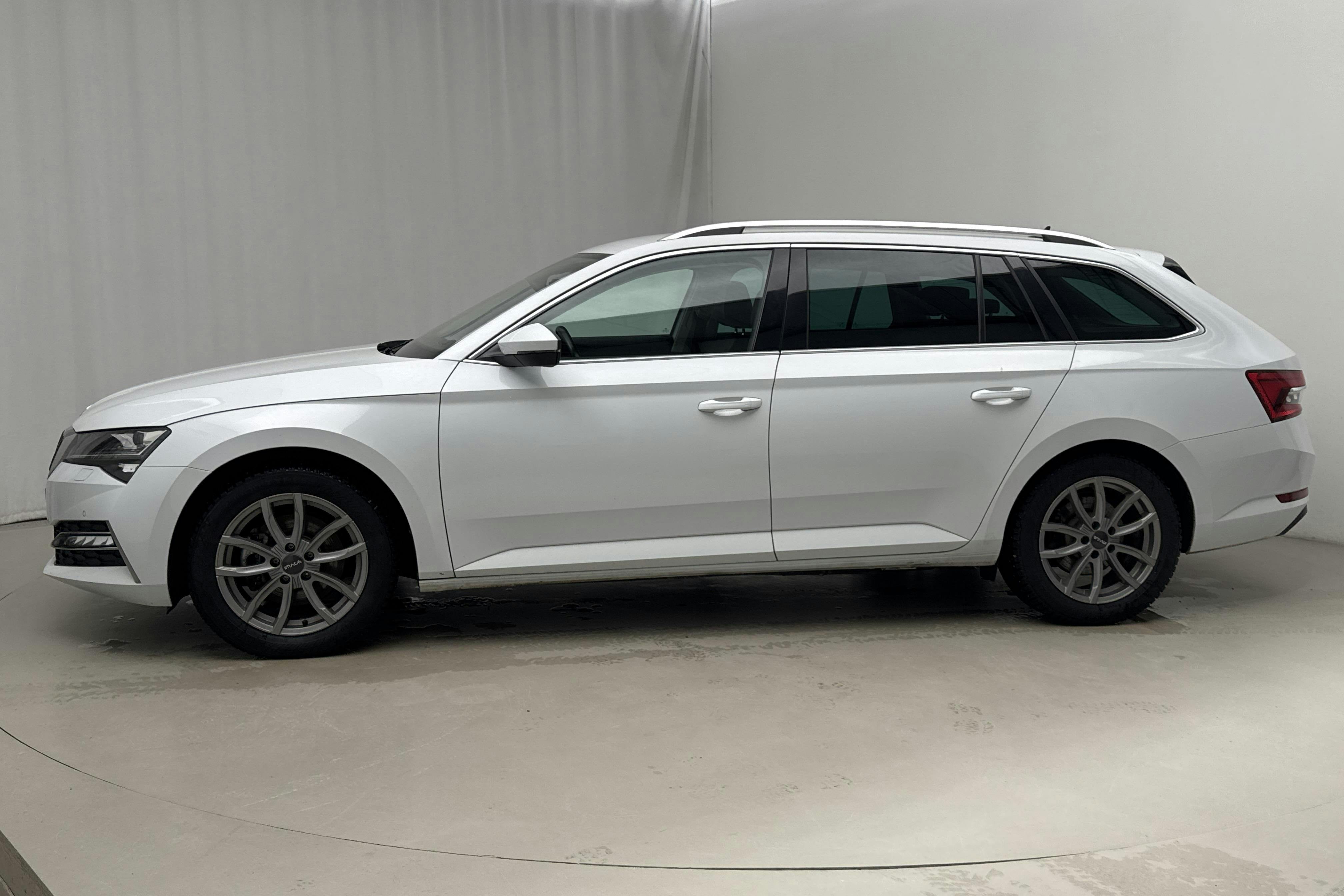 Presentationsfoto 2 av 17: Skoda Superb 1.4 TSI PHEV Kombi (218hk) - 8 371 mil - Automat - vit - 2022
