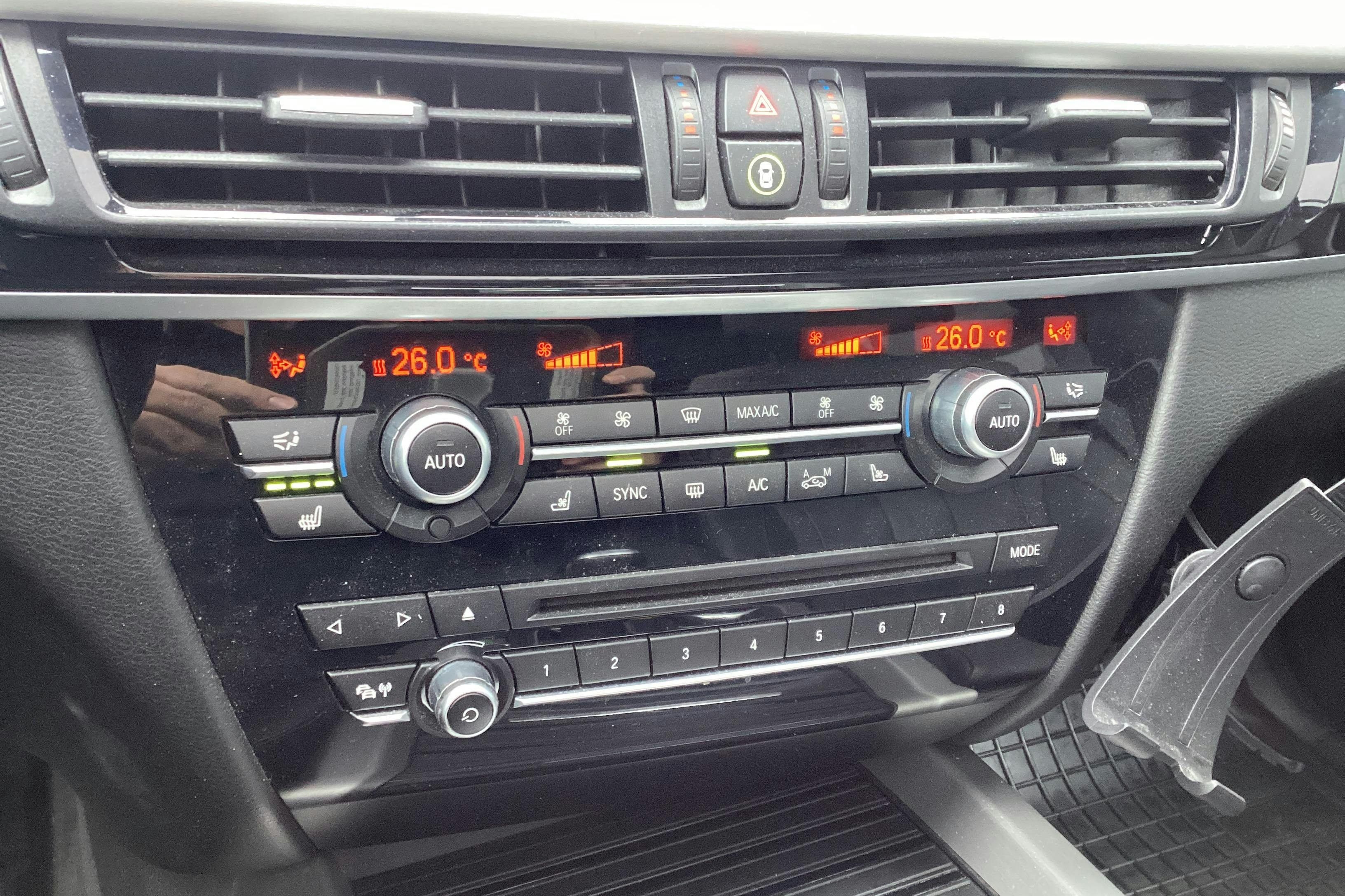 Presentationsfoto 18 av 18: BMW X5 M50d, F15 (381hk) - 14 358 mil - Automat - svart - 2014